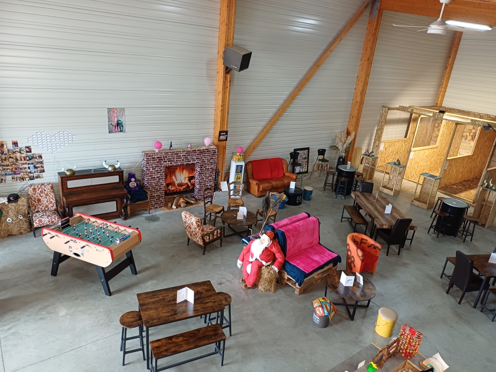 Et si vous repreniez les rênes du H'Break Family ?
À vendre – BAR A THEME SUR LA COMMUNE DE COUTANCES
Vous avez envie de changer de vie, de devenir votre propre patron et de faire vivre un véritable lieu de rencontre ?
 Direction Coutances, dans la Manche, où le H'Break Family recherche son futur repreneur !
Plus qu'un bar, le H'Break Family est un lieu de vie apprécié des Coutançais, où se retrouvent au fil des jours habitués, amis, associations et groupes venus partager un verre, assister à un événement ou simplement passer un bon moment.
Son identité affirmée, sa clientèle fidèle et sa visibilité sur les réseaux sociaux offrent au futur exploitant une base solide pour poursuivre l'aventure et écrire un nouveau chapitre de l'établissement.
 LES ATOUTS DU H'BREAK FAMILY
 Une clientèle fidèle et régulière
 Un établissement immédiatement opérationnel
 Une identité reconnue et une présence active sur les réseaux sociaux
 Une terrasse appréciée dès les beaux jours
 Un lieu adapté à l'animation et aux rendez-vous conviviaux
 De nombreuses possibilités de développement : concerts, soirées à thème, retransmissions sportives, événements, privatisations.
 Une activité pouvant convenir à un couple ou à un entrepreneur souhaitant s'investir dans un projet de proximité
 UN POTENTIEL À IMAGINER
Le H'Break Family dispose déjà de ses habitués et de son identité. Le futur repreneur pourra s'appuyer sur ces acquis tout en apportant sa propre personnalité, ses idées et son concept.
Développer l'événementiel ?
Créer de nouveaux rendez-vous ?
Renforcer l'offre en journée ?
Développer les privatisations ?
Créer un nouveau concept autour du lieu ?
Les possibilités sont nombreuses pour celui ou celle qui saura faire évoluer l'établissement tout en conservant son âme.
 UNE AFFAIRE, MAIS AUSSI UN PROJET DE VIE
Reprendre le H'Break Family, c'est avant tout reprendre un lieu qui a une histoire et une place dans la vie locale.
Que vous soyez déjà professionnel du CHR, commerçant, entrepreneur ou en reconversion, cette affaire peut vous permettre de vous lancer à Coutances avec un établissement existant, une clientèle déjà présente et un potentiel de développement à exploiter.
 Vous avez de l'énergie, le sens du contact et l'envie de faire vivre un lieu ? Le H'Break Family pourrait être votre prochaine aventure.
 Coutances – Manche
 Dossier et renseignements complémentaires sur demande.
Le H'Break Family cherche son prochain capitaine. Et si c'était vous ?