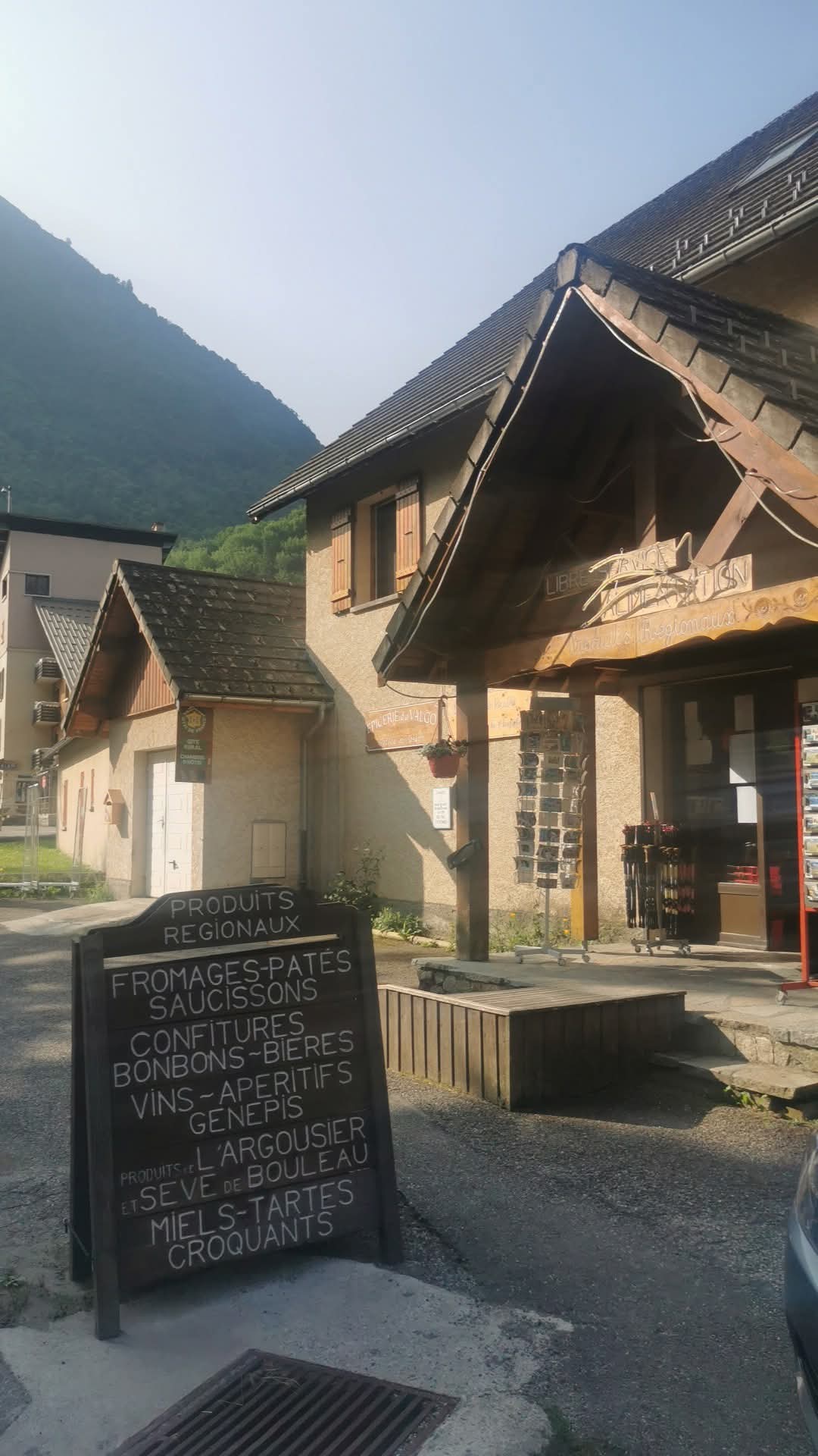 🏔️ À VENDRE – Fonds de commerce + activité touristique en zone de montagne
Situé au cœur d’un village de montagne dynamique, ce commerce polyvalent offre une opportunité idéale pour un projet de vie alliant activité commerciale et accueil touristique.
🛒 Activité commerciale
Épicerie de village avec :
Alimentation générale
Dépôt de pain
Fruits et légumes
Produits locaux et souvenirs
Produits lyophilisés (randonnée)
Surface de vente avec réserve, chambre froide et espace cuisine.
🏡 Hébergement touristique
À l’étage :
4 chambres d’hôtes (capacité totale : 10 personnes), chacune avec salle de bain et WC
Cuisine commune et salon
Au 2ᵉ étage :
1 gîte rural comprenant : cuisine, chambre, salle de bain, WC et mezzanine
⚙️ Équipements inclus
Caisse tactile, congélateurs, banques froides, présentoirs, étagères, trancheuse, balance, etc.
📍 Les + du bien
Clientèle locale fidèle + forte fréquentation touristique estivale (passage du GR)
Activité ouverte à l’année
Aucun salarié à reprendre
Cadre de vie exceptionnel (randonnée, ski de fond…)
💰 Conditions
Fonds de commerce + matériel : 60 000 €
Stock en sus (à définir)
Bail commercial en cours (signé en avril 2024)
Loyer : 600 €/mois