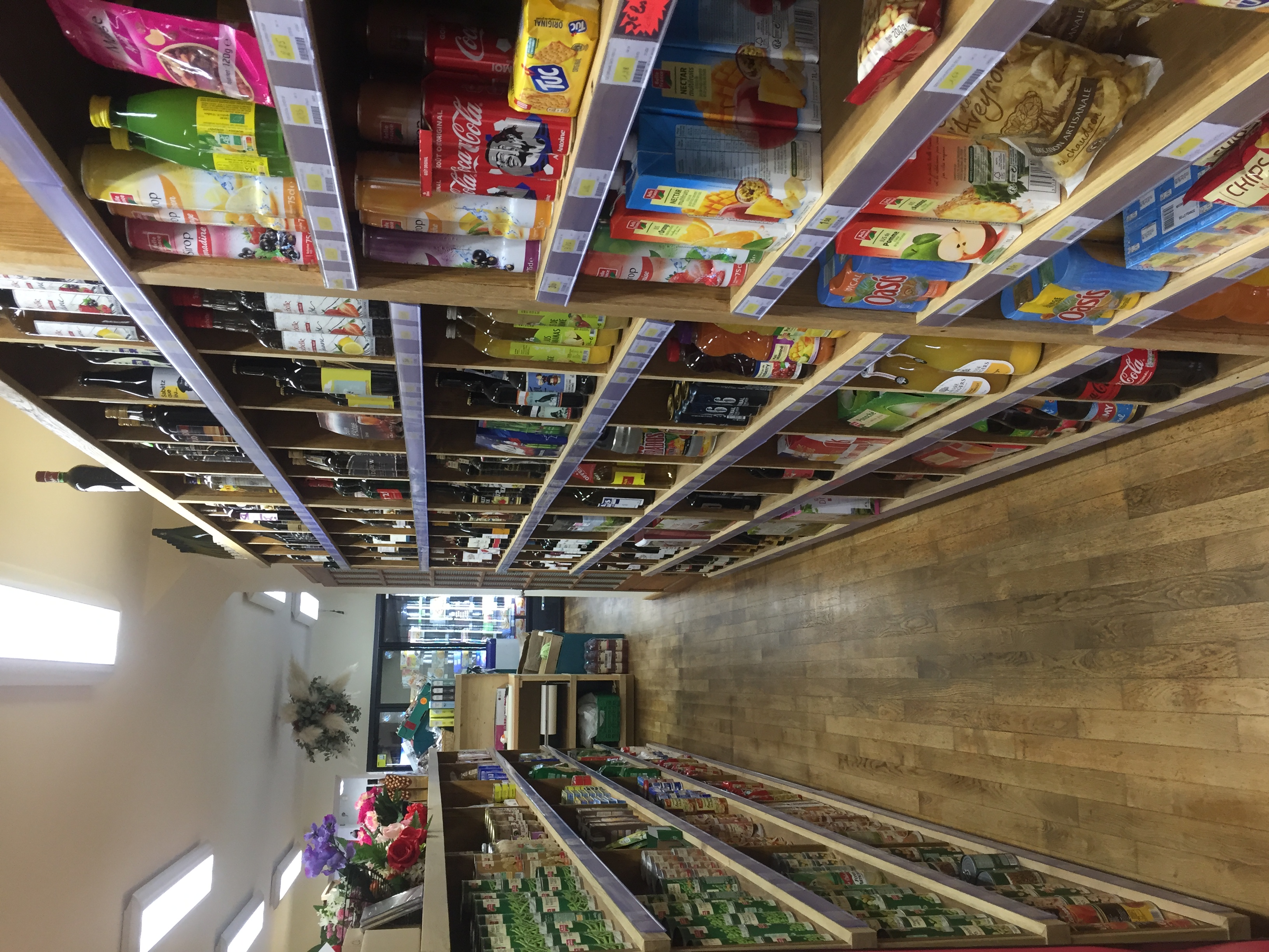 A céder cause départ à la  retraite commerce de proximité : tabac presse alimentation et électroménager aux portes de l 'AUBRAC dans le Nord Aveyron .
Magasin refait à neuf en bois . Très convivial