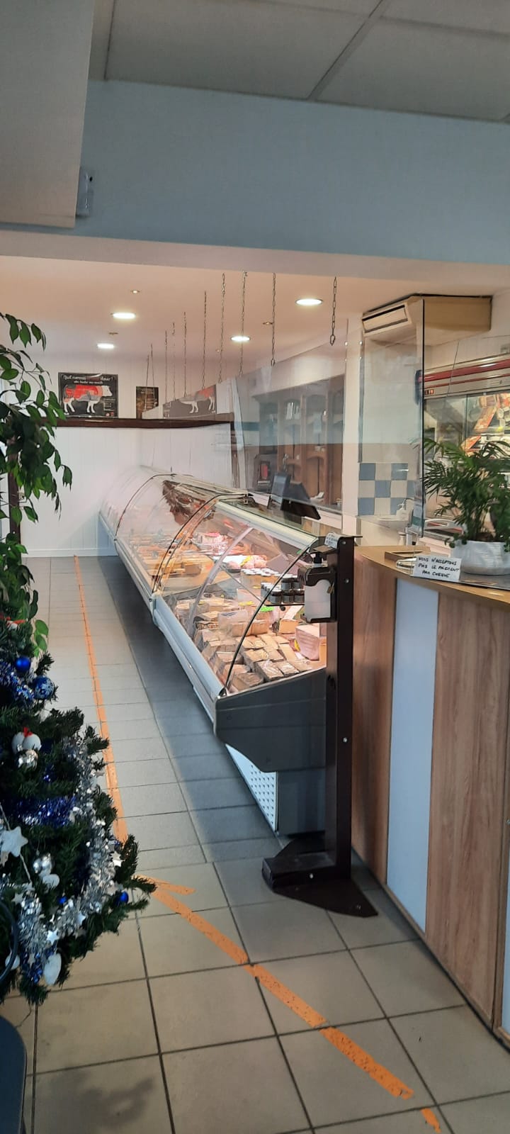 Pour cause de retraite,  vends fonds de commerce boucherie charcuterie produits régionaux.  Le commerce est situé en Savoie, dans une petite ville au pieds des grands cols mythiques du cyclisme et des stations de sports d'hiver. Au cœur d'un petit centre commercial,  le quartier est en plein développement avec la construction d'une nouvelle gare Tgv , de logements...
La surface de vente est de 80 m2, le laboratoire de 70m2, plus une réserve. Le matériel est assez récent et les locaux sont régulièrement entretenus et rafraîchis.  Le CA 2023 est de 755k€, la fermeture hebdomadaire est le dimanche +lundi avec 7 semaines de fermeture pour les congés.