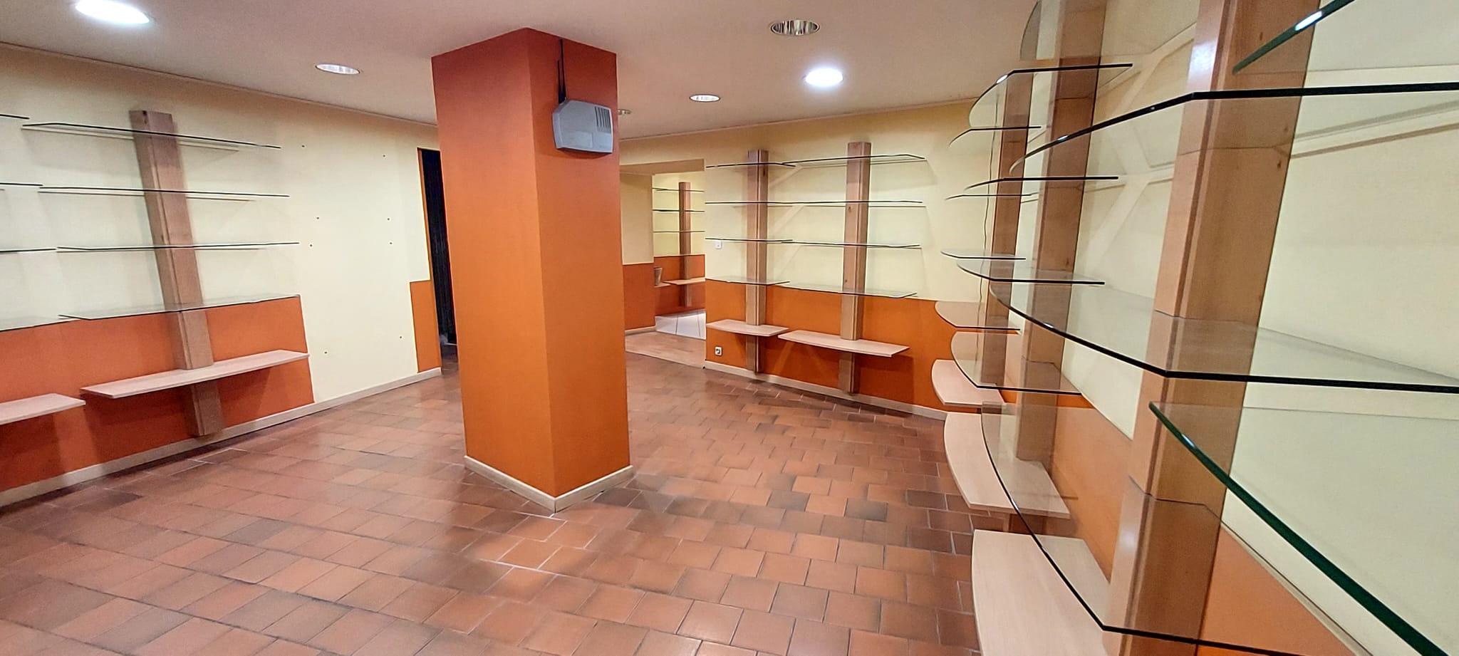 Nouveauté au centre ville de Castellane !

A vendre 25 000 € le droit au bail d'une belle et grande boutique de 95 m2 
environ avec ses deux entrées clients, donnant sur la rue principale et sur la zone piétonne.

Loyer : 1 200 €/mois charges comprises et taxe foncière comprise.

Idéal pour un traiteur, primeur car il manque un primeur dans la ville de Castellane, magasin de chaussures, prêt à porter.

Le centre de Castellane est caractérisé par sa place centrale avec ses vieux platanes majestueux. 
Tout autour se trouvent plein de petites ruelles au charme unique. 
Vous trouverez dans beaucoup de ces ruelles médiévales des petits magasins et des terrasses conviviales. 
La ville affirme ainsi son caractère provençal.
Les environs sont caractérisés par la beauté naturelle du Verdon

Possibilité d'exercer toute activité sauf restauration.

Activités possibles : audition, optique, mode homme, mode femme, prêt à porter, crêperie, glacier, confiseries, articles de fêtes, objets de décoration, galerie d'arts, musique, parfumerie, déco, maison, cadeaux, services, culture, jeux, multimédia, gourmandise, beauté, santé, loisirs, horlogerie, bijouterie, maroquinerie, chaussures, sport, banque, cabinet médical, cabinet spécialisé, laboratoire, audition, optique, serrurerie, cordonnerie, couturier, comptable, assurance, courtier, services à domicile, agence d'intérim, pressing, laverie automatique, boulangerie, charcuterie, poissonnerie, traiteur, épicerie, crêperie, glacier, prêt à porter, magasin de chaussures, pressing, laverie, salon de coiffure, salon d'esthétique, achat revente d'objets, d'or, toilettage pour animaux de compagnie, pharmacie, pompes funèbres, fleuriste, bureau d'études, primeur, fruits et légumes.