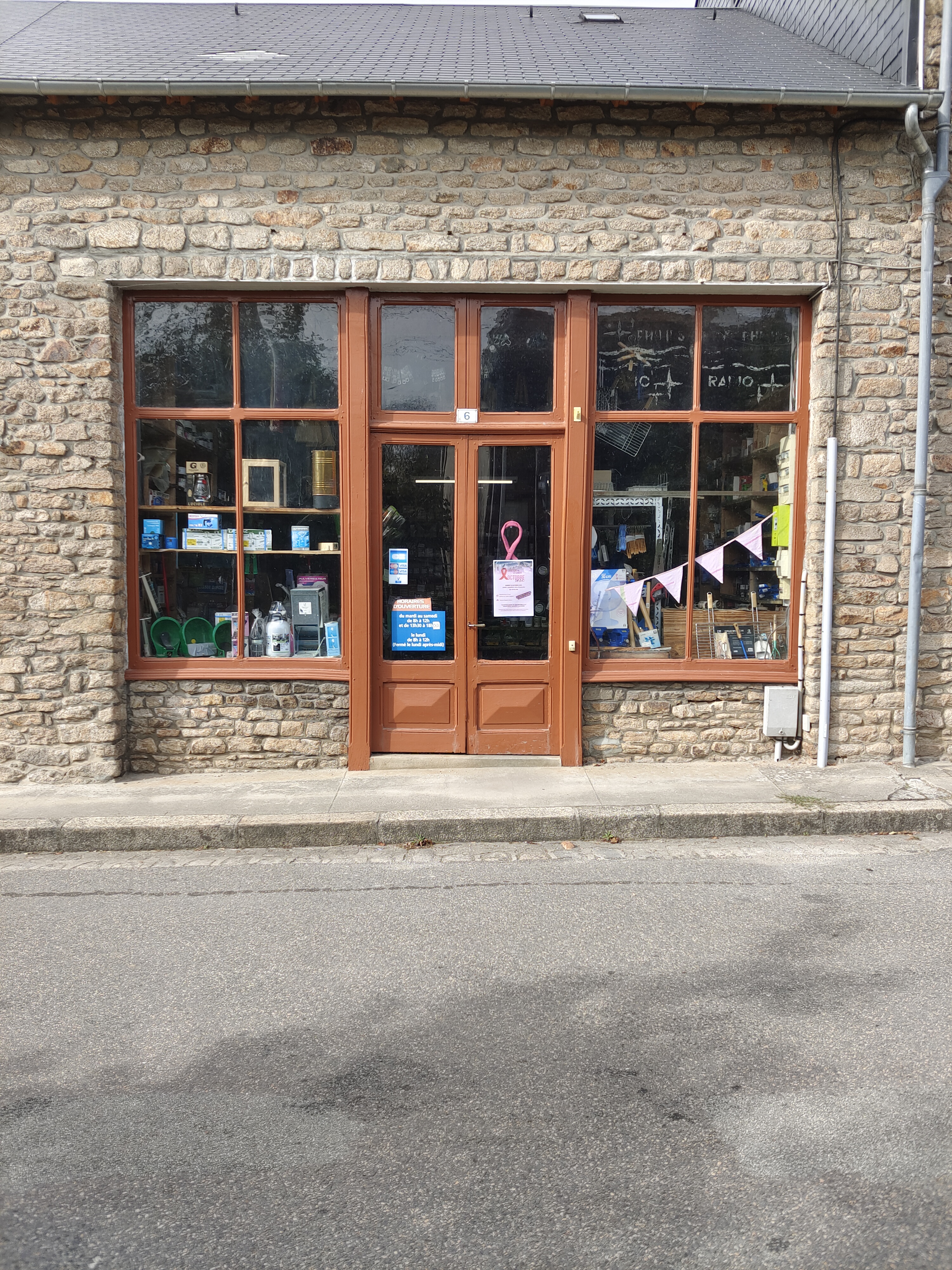 QUINCAILLERIE A REPRENDRE
    Vous recherchez un magasin authentique, cette quincaillerie est un des plus vieux magasins de la Haute-Vienne, magasin familial, repris de génération en génération, situé dans une commune au nord du département.
    Elle est atypique, y sont proposés des articles de jardinage, de bricolage, des articles de droguerie, d’électricité, de pêche, de petit électroménager et de matériaux de construction, mais aussi des objets du passé, que l'on ne trouve que dans ce genre d'endroit.  
    2 salariés travaillent dans l'entreprise. 
    La clientèle est très fidèle, elle est composée de résidents et d'habitués des communes aux alentours.
    Les locaux d'une superficie de 120m² de surface de vente ainsi qu'une importante surface de stockage sont pleins de charme. Ils sont situés en bord de route avec une bonne visibilité commerciale.
    Vente du fonds de commerce: 190 000€ stock compris (à débattre)
    Belle opportunité à voir très vite