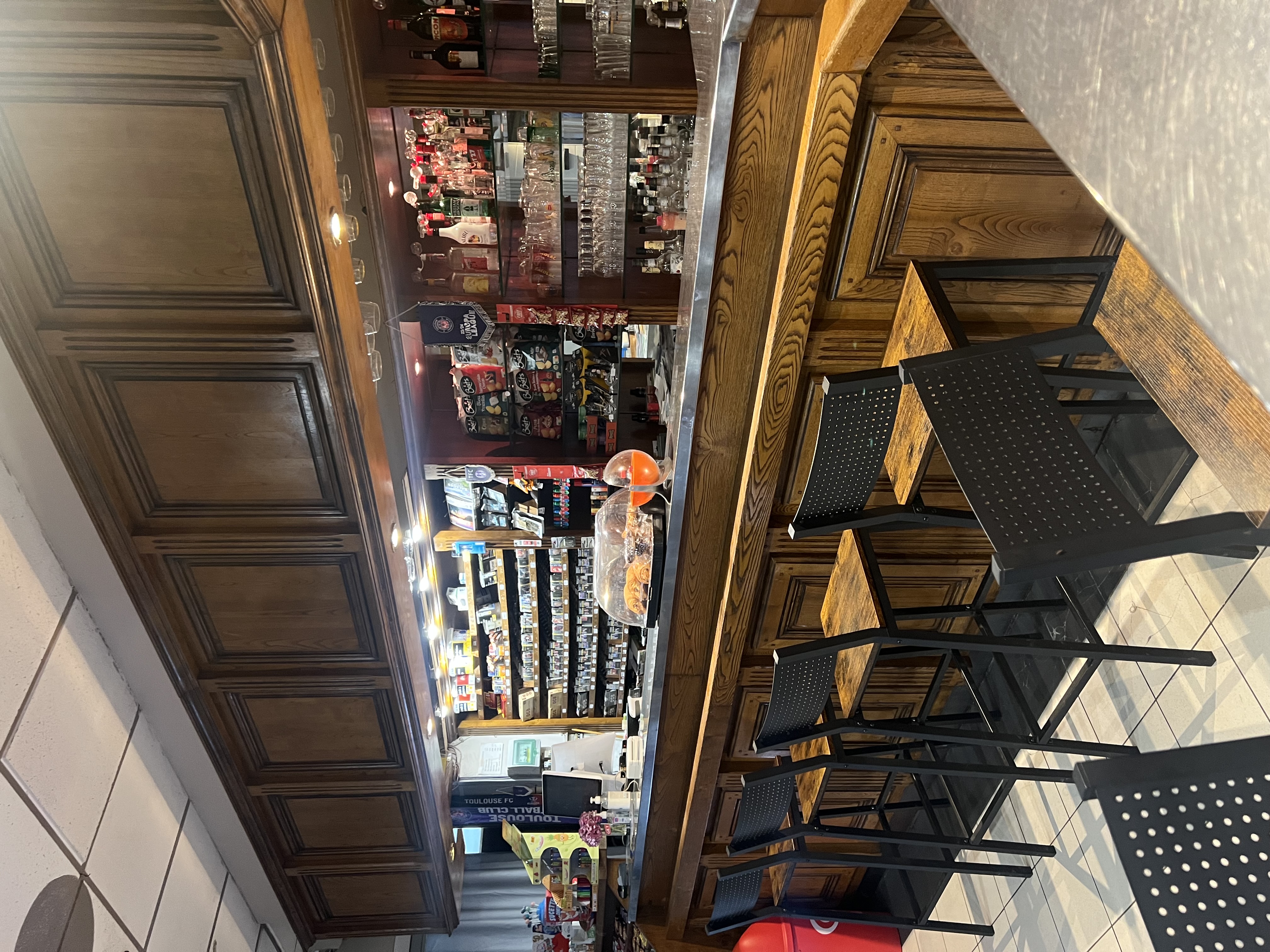 a vendre bar-tabac-presse sur un axe trés fréquenté, avec beaucoup de possibilité de développement (FDJ,PMU,RESTAURATION ET PETITE RESTAURATION) seul tabac dans le village et le tabac le plus proche et a 20km.
la salle bar et possibilité restauration fait 100m2. il y a 30m2 de cuisine car nous avons arrétér la restauration au covid. 
La batisse avec le commerce fait 600m2 et en plus jardin de 400m2 avec vente des murs en plus du fond de commerce.