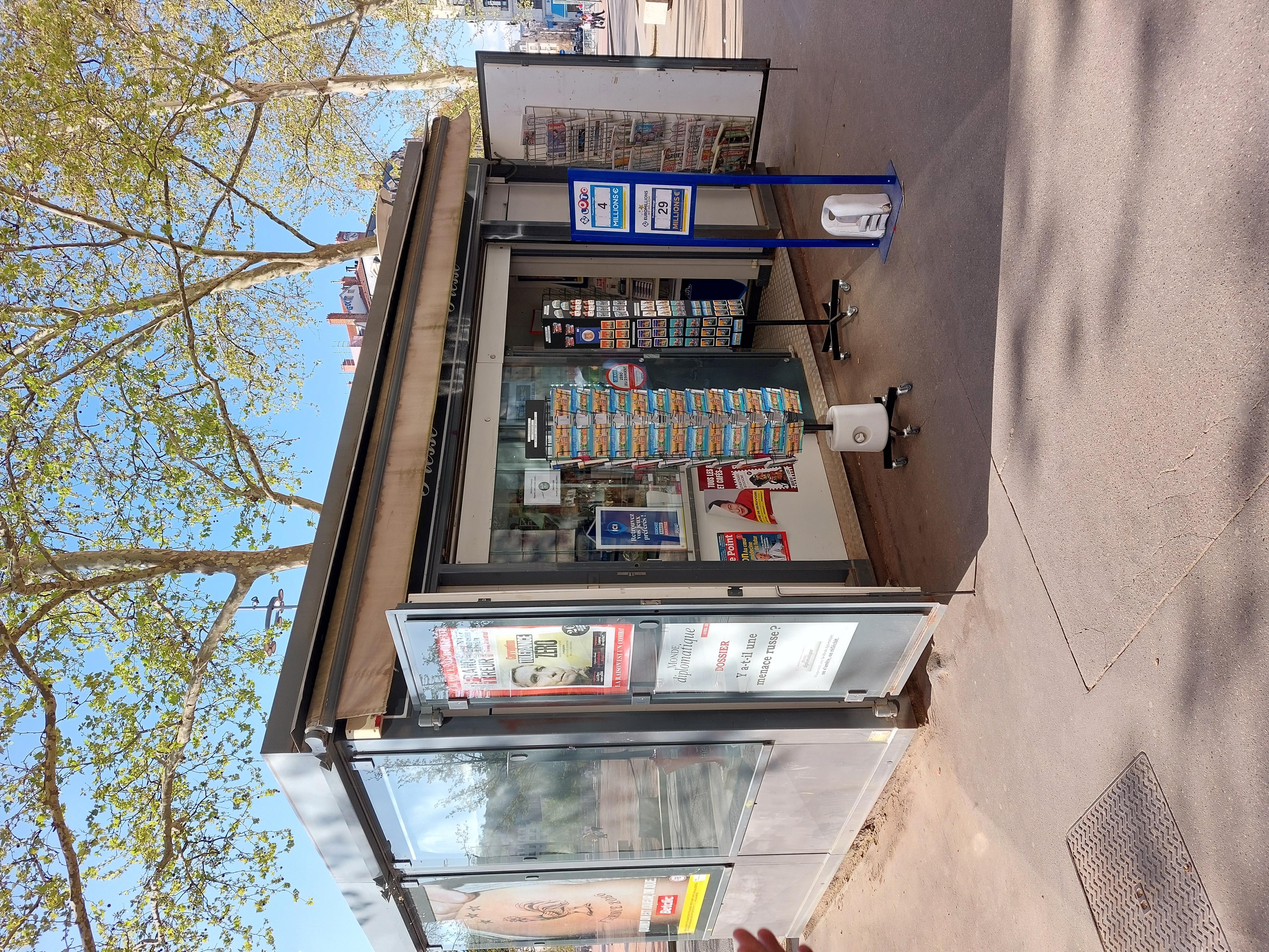 Description
Devenez kiosquier, en tant que gérant indépendant enregistré au Registre du Commerce (non salarié, SAS, SASU, SARL, EURL, EI, micro-entreprise…)
Le kiosque est situé sur la Place Bellecour à LYON, en plein coeur de la ville.

Idéal pour un complément de revenu, les retraités sont les bienvenus.

Vous disposerez de ce kiosque sans droit d’entrée, sans investissement dans un pas de porte ou fonds de commerce avec de faibles charges :

Loyer 300€ HT mensuel, dépôt de garantie 1080€
Electricité
Assurance
Routeur ou box 4G
Caisse informatisée spécifique à la presse(Strator, Bimedia, JDC…): entre 80 et 120€/mois
Un fond de roulement/trésorerie de 5000€ est conseillé pour votre fonctionnement
Contrat de 2 ans renouvelable jusqu'en 2030

Un agrément de diffuseur de presse en effectuant une formation obligatoire vous sera délivré. Le dépôt de presse OYE DISTRIBUTION à CHAPONOST vous indiquera les conditions et le métier, et il vous livrera quotidiennement les journaux.

Un autre dossier sera à présenter pour les jeux (PMU/ “la Française des Jeux/FDJ”). Prévoyez 2 mois minimum avant une ouverture(avec les jeux).

Les activités exercées sont principalement, la presse :

Presse nationale(23%) et régionale(14%)
Les jeux de la Française des jeux (FDJ): jeux de grattage, tirage,
Les souvenirs, les cartes postales, librairie, petits colis, bimbeloterie,
Les boissons, les glaces emballées, les confiseries,

Vos revenus proviendront des commissions

Les horaires sont en général de 7h/7h30 –13h et 16h –18h/19h ou journée continue
(Dimanche si vous le souhaitez)

Je reste à votre écoute pour nous rencontrer et vous apporter plus de détails.