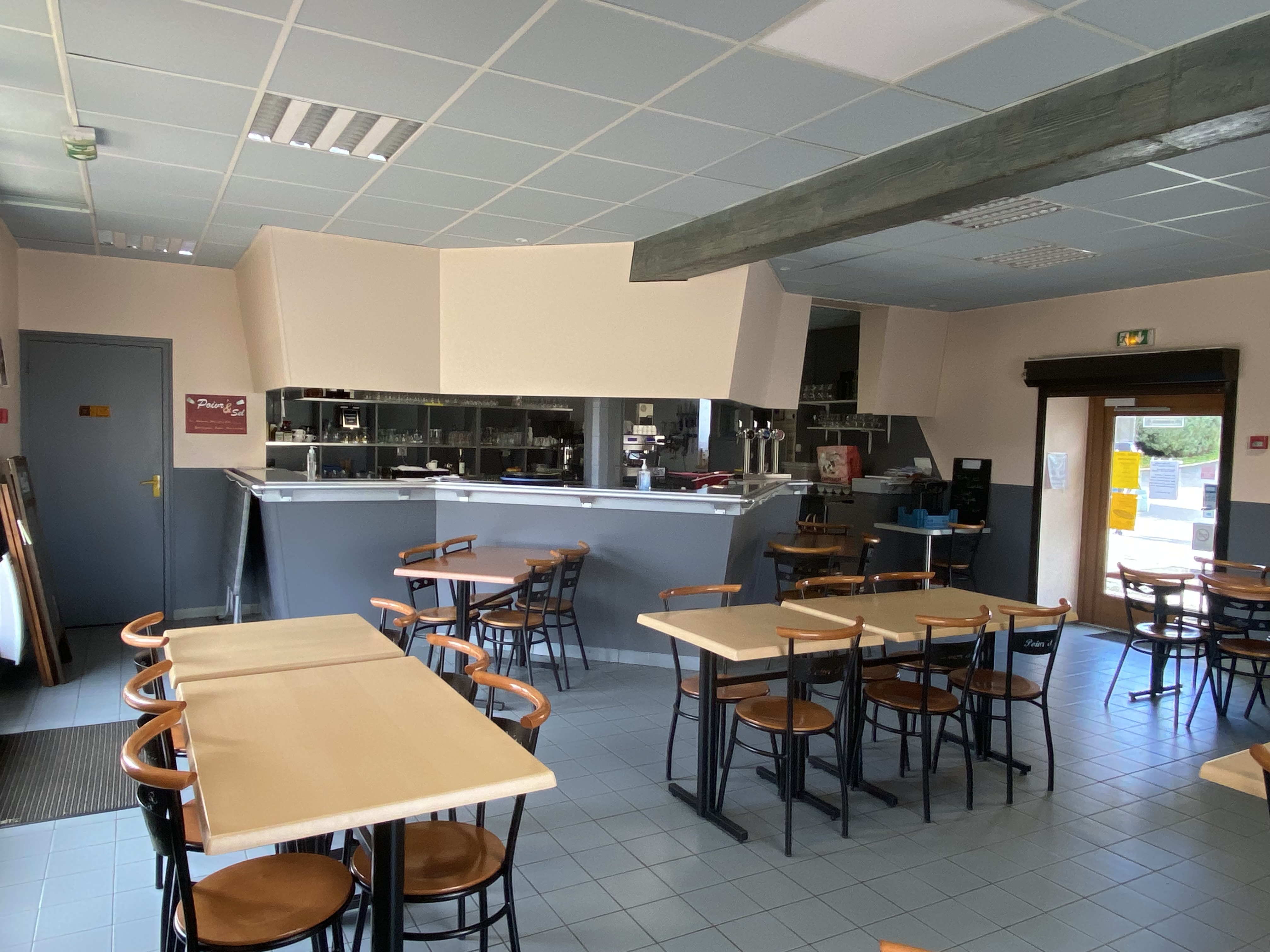 La commune de St Chabrais, 300 habitants, située dans la partie Est de la Creuse, recherche un gérant pour son bar restaurant licence IV. A proximité de la route départementale 997 et de la RCEA 145 à Gouzon, le bourg de St Chabrais est situé entre Aubusson - Sous-Préfecture -,et , Guéret  - Préfecture de la Creuse-. 
Propriété de la commune, ce bâtiment de caractère, d'environ 100 m2, possède une salle de restauration de 40 couverts + bar, une cuisine fonctionnelle, 1 réserve. En complément, on retrouve  une terrasse d'environ 15 couverts.
A l'étage, le logement dispose de 3 chambres, 1 salon/salle à manger, 1 cuisine, 
1 salle de bain, 1 WC. 
Des travaux de rénovation ont été réalisés récemment. Bail indivisible. La licence restera propriété de la Commune et sera mise à disposition par la collectivité. 
Seuls des investissements en matériel et mobilier seront à prévoir par le(s) futur(s) exploitant(s).
Expérience professionnelle en restauration requise. 
Prendre contact avec la mairie.