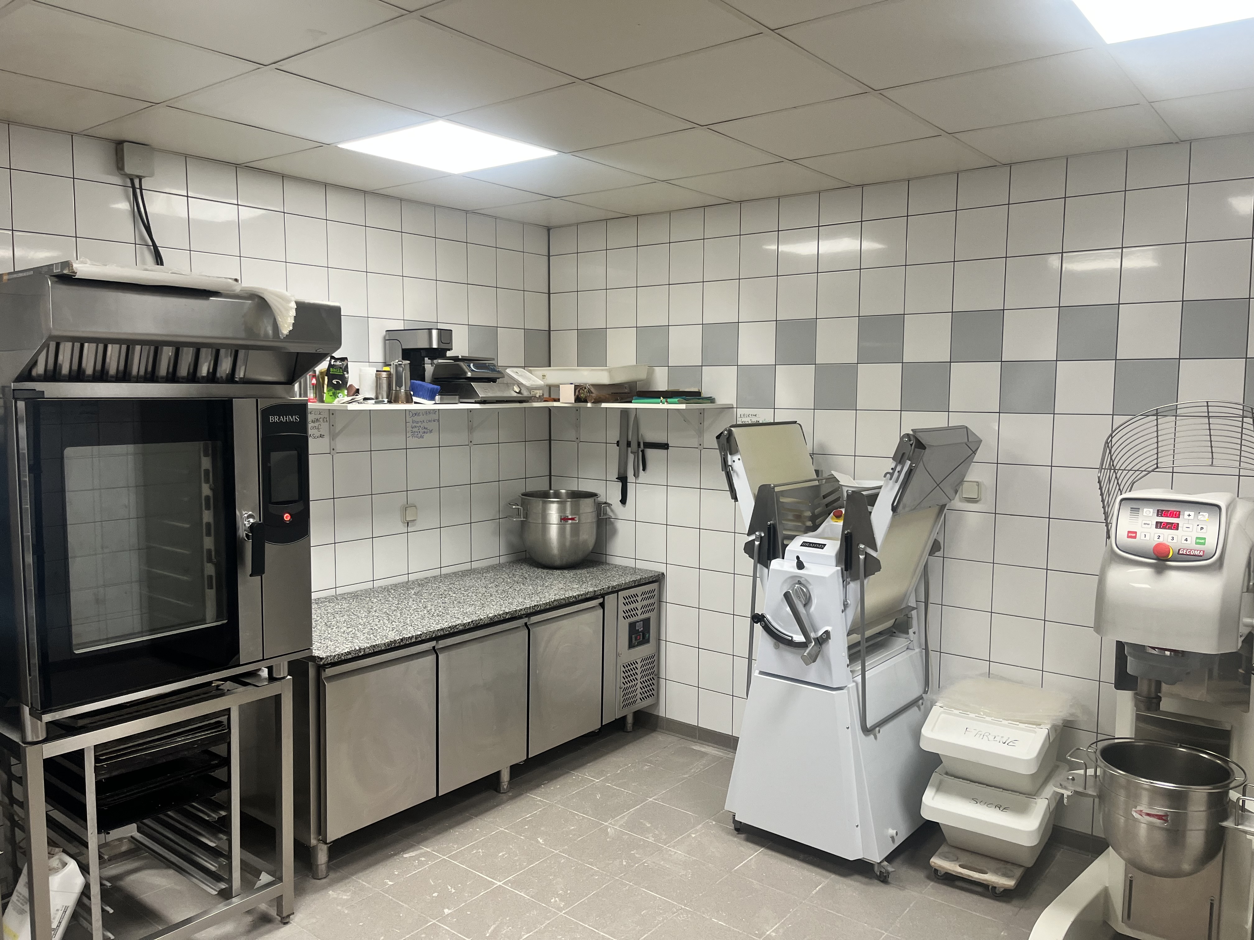 À vendre boulangerie de village avec activité pâtisserie et snacking, située sur la commune de La Verdière, dans le département du Var, en région Provence-Alpes-Côte d’Azur.
·        Chiffre d’affaires : 230 000 €
·        Prix de vente : 140 000 € (négociation possible dans la limite du raisonnable)
·        Matériel de fabrication et de vente : récent et en excellent état, aucun frais à prévoir
Commerce idéalement situé dans un village très dynamique, agréable à vivre, avec tous les commerces à proximité (tabac, restaurant, boucherie). Parking à proximité de la boulangerie.
Nombreuses possibilités de développement
Vente pour raison familiale.