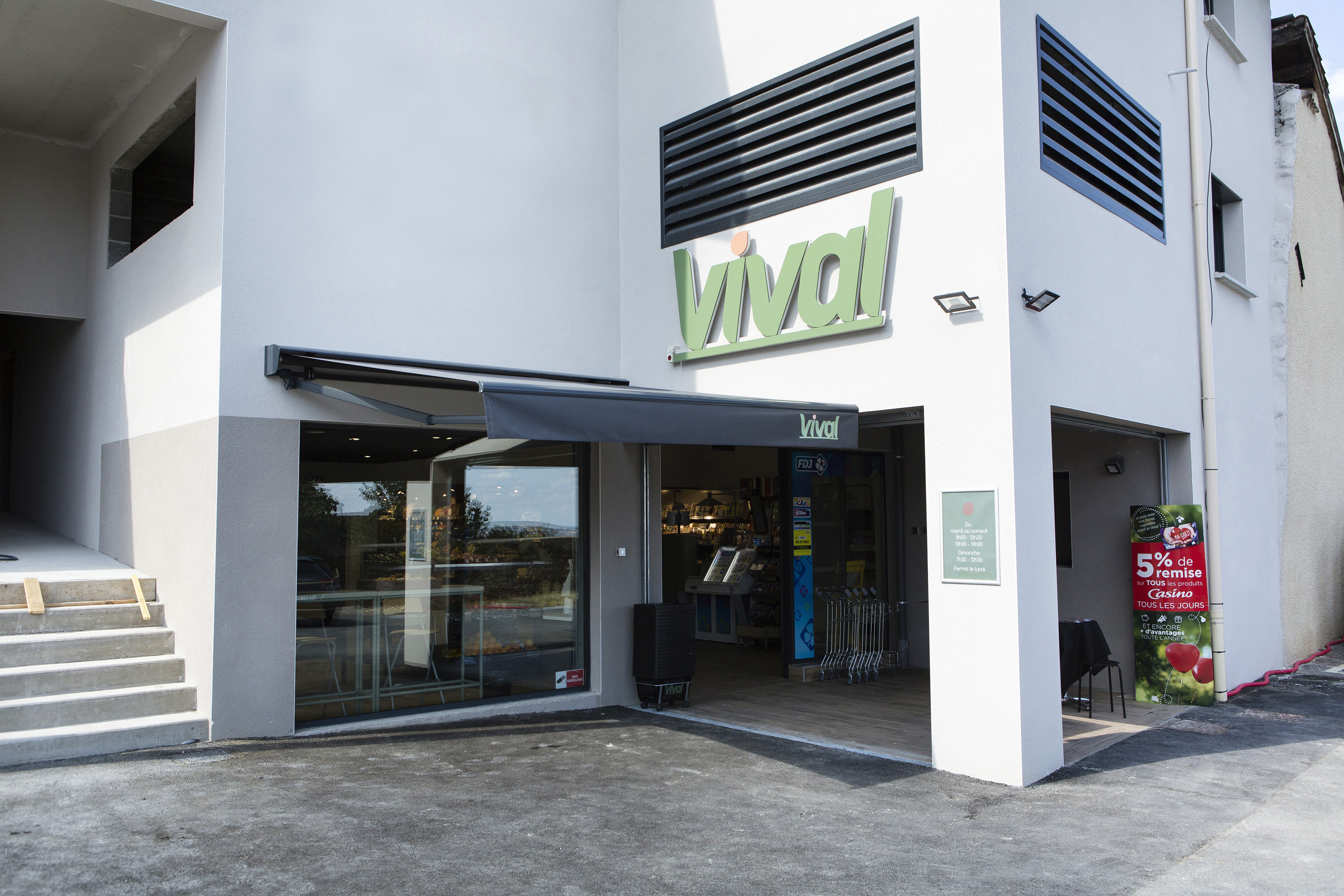 Opportunité de reprendre un VIVAL en Corrèze au Nord de BRIVE LA GAILLARDE et TULLE, véritable commerce multi-services avec un très léger effet saisonnier (nombreux campings à proximité) tout refait à neuf, clé en main.
Coiffure, dentiste, esthéticienne, garage et boulangerie à proximité.
Concurrence déjà en place (SPAR et SUPER U à 10 minutes en voiture).

100 m² de surface de vente (réserve d’environ 25 m²). 
CA TTC de 177 410 € au dernier bilan.
Loyer mensuel de 755€ TTC charges comprises. 
Nombreux services en place actuellement (Tabac Presse, gaz, FDJ, timbres ; fromage à la coupe…) et toujours la possibilité d’en développer de nouveaux (réseaux sociaux, relais-colis, lockers, cash-back…).

Petit CA épicerie mais 24K€ de commissions annuelles et gros atout dans le projet : logement habitable inclus de 100m² avec parking mais sans jardin.


Vente du fonds de commerce à 85 000 €. Pas de frais d’agence !
Au-moins 30 000 € d’apport requis.
Exploitation idéale en solo pour commencer. 
N’hésitez pas à nous solliciter pour pouvoir vous mettre en relation avec les commerçants de ce village de près de 1200 habitants, si votre profil correspond.
Optez pour une franchise dont vous serez 100% INDÉPENDANT !

*photos non contractuelles
Réf. annonce 388270