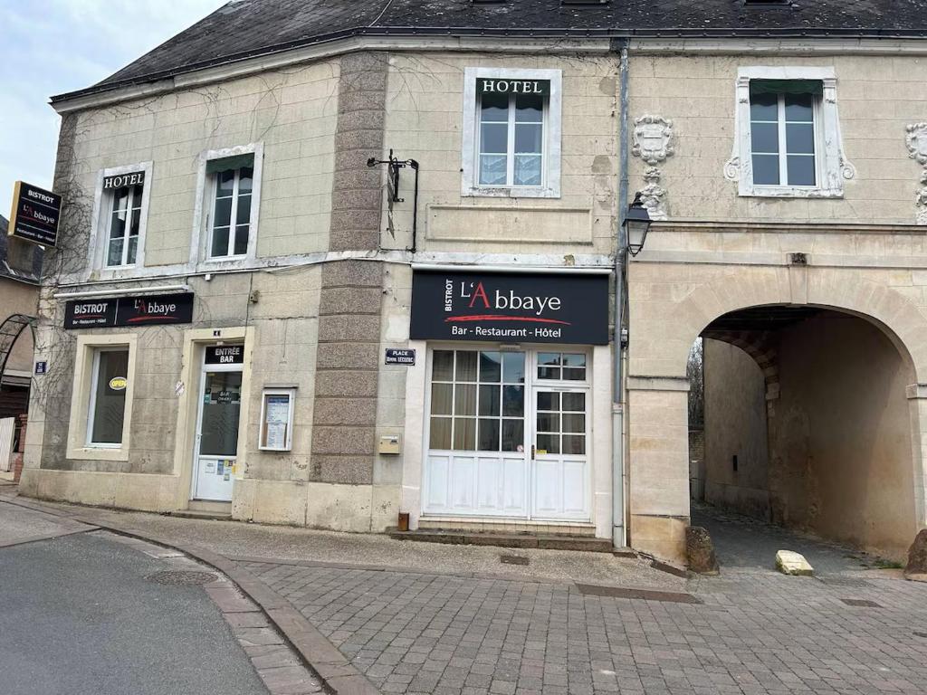 - 5 minutes de l'A11 entre Le Mans ( 30 min) et La Ferté Bernard (20 min), au centre du village de Tuffé , à côté de l' abbaye, fond de  hôtel, restaurant, bar de 500 m2 environ ( 300 en RDC) avec grande terrasse centrale, excellente rentabilité, environ 50 couverts jour en moyenne, 8 chambres d'hôtel, bar 50m2 environ, salle de restaurant 120m2 environ ( 80 à 100 places), terrasse 50 places, salle de réunion 25 m2 environ.. Tuffé val de la Chéronne est un magnifique village de 1600 habitants, tous commerces, avec sa magnifique abbaye du VII ème siècle et son grand plan d'eau. Village très dynamique et vivant