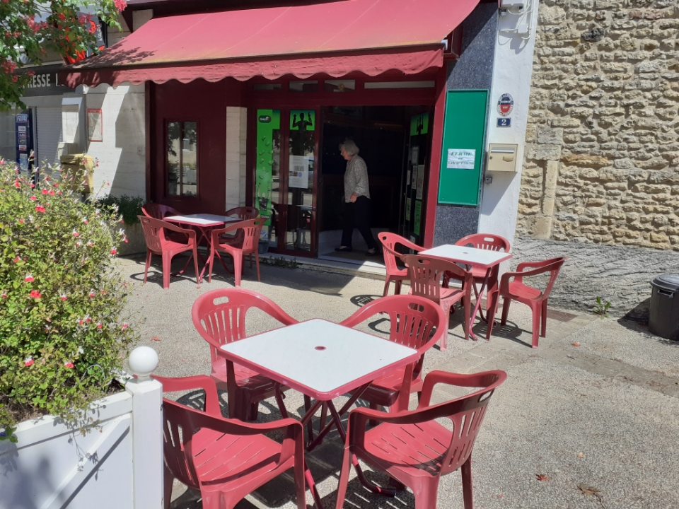 Vend fond de commerce Bar Pmu Licence IV tenu 23 ans
Vente cause retraite

Etablissement situé sur la place du Bourg et à proximité d'autres commerces
Parking à proximité

Etablissement pouvant accueillir 38 places assises sur 2 salles
1 Salle à l'étage + 1 Bureau
Terrasse de 25 places environ
Loyer Mensuel = 450 €