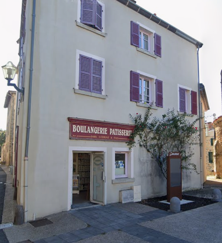 ⭐ Une belle opportunité pour donner un nouvel élan à un commerce historique !
Vous rêvez de reprendre une boulangerie avec une clientèle déjà fidélisée et un véritable potentiel de développement ?
Cette affaire située au cœur de Chauriat, dans le Puy-de-Dôme, pourrait bien être l’opportunité que vous recherchez !
Située à proximité immédiate de l’agglomération clermontoise, Chauriat offre un cadre de vie privilégié, alliant le charme d’un village authentique à de magnifiques panoramas sur la chaîne des Puys, les monts du Sancy, le Livradois et le Forez.
Village dynamique et convivial, Chauriat bénéficie d’un tissu associatif riche proposant de nombreuses activités sportives, culturelles et de loisirs.
Son attractivité dépasse les limites communales : les commerces accueillent également une clientèle des communes voisines, notamment Saint-Bonnet-lès-Allier, Chas et Vertaizon. La présence d’une pharmacie et d’un cabinet médical en cours de développement renforce également l’offre de services et l’attractivité du centre-bourg.

📍 UN COMMERCE IMPLANTÉ DEPUIS PLUS DE 30 ANS
Présente dans la commune depuis 1992, cette boulangerie-pâtisserie bénéficie d'une clientèle fidèle, composée des habitants de Chauriat mais également de clients provenant des communes environnantes.
Son emplacement de premier ordre, associé à la présence de places de stationnement à proximité, constitue un véritable atout pour maintenir et développer la fréquentation.
L'activité comprend aujourd'hui :
🥖 Boulangerie
🍰 Pâtisserie
🛒 Épicerie
🏪 287 M², non soumis au DPE, POUR IMAGINER VOTRE PROJET ! 
L'établissement développe une superficie d'environ 287 m², entièrement de plain-pied, avec près de 90 m² consacrés à l'espace de vente.
Le commerce a été créé en 2002 et dispose de volumes importants permettant d'envisager différentes évolutions et diversifications de l'activité.
Le matériel professionnel est fonctionnel, même s'il présente aujourd'hui un certain vieillissement.
👉 C'est justement là que réside une partie du potentiel de cette affaire !
Un rafraîchissement du magasin, une modernisation de l'espace de vente, une nouvelle identité visuelle et le développement de nouveaux produits ou services pourraient permettre de transformer et dynamiser considérablement le point de vente.

🚀 UN FORT POTENTIEL POUR UN REPRENEUR MOTIVÉ
Cette affaire représente une excellente base pour un professionnel souhaitant :
-	reprendre une activité existante avec une clientèle déjà présente, 
-	moderniser et repositionner le commerce,
-	développer une offre boulangerie-pâtisserie plus actuelle,
-	renforcer l'activité épicerie et les produits de proximité,
-	créer de nouveaux services adaptés aux besoins des habitants,
-	améliorer l’espace de vente plus moderne et attractif.
L'objectif : repartir sur une base existante et lui donner une nouvelle dynamique commerciale.

🤝 Autre véritable atout du projet : UN ACCOMPAGNEMENT LOCAL POUR FACILITER LA REPRISE
Billom Communauté est disponible pour accompagner le porteur de projet dans sa démarche de reprise et de développement, notamment dans la réflexion autour du projet commercial et de son implantation sur le territoire.
Des dispositifs d'aides et de subventions peuvent également être disponibles, notamment pour accompagner certains investissements, la modernisation du commerce ou le développement de l'activité, sous réserve de l'éligibilité du projet et des dispositifs en vigueur.
👉 Un accompagnement local qui peut représenter un véritable coup de pouce pour concrétiser votre projet et financer une partie de sa modernisation.

💰 Prix du fonds de commerce : 109 000 € honoraires d'agence inclus à négocier. 

Un dossier complet ainsi que les éléments financiers sont disponibles sur demande.
Les informations relatives au chiffre d'affaires, au loyer, au bail commercial, aux charges et aux conditions de vente pourront être communiquées aux acquéreurs sérieux après prise de contact.

⭐ POURQUOI S'INTÉRESSER À CETTE AFFAIRE ?
✅ Commerce implanté depuis 1992
✅ Clientèle fidèle et locale
✅ Clientèle également issue des communes environnantes
✅ Emplacement stratégique au cœur de la commune
✅ Places de stationnement à proximité
✅ Environ 287 m² de surface
✅ Près de 90 m² d'espace de vente
✅ Activité diversifiée : boulangerie, pâtisserie et épicerie
✅ Possibilités importantes de modernisation et de développement
✅ Accompagnement de la Communauté de communes
✅ Possibilité de bénéficier, selon le projet, de dispositifs d'aides et de subventions