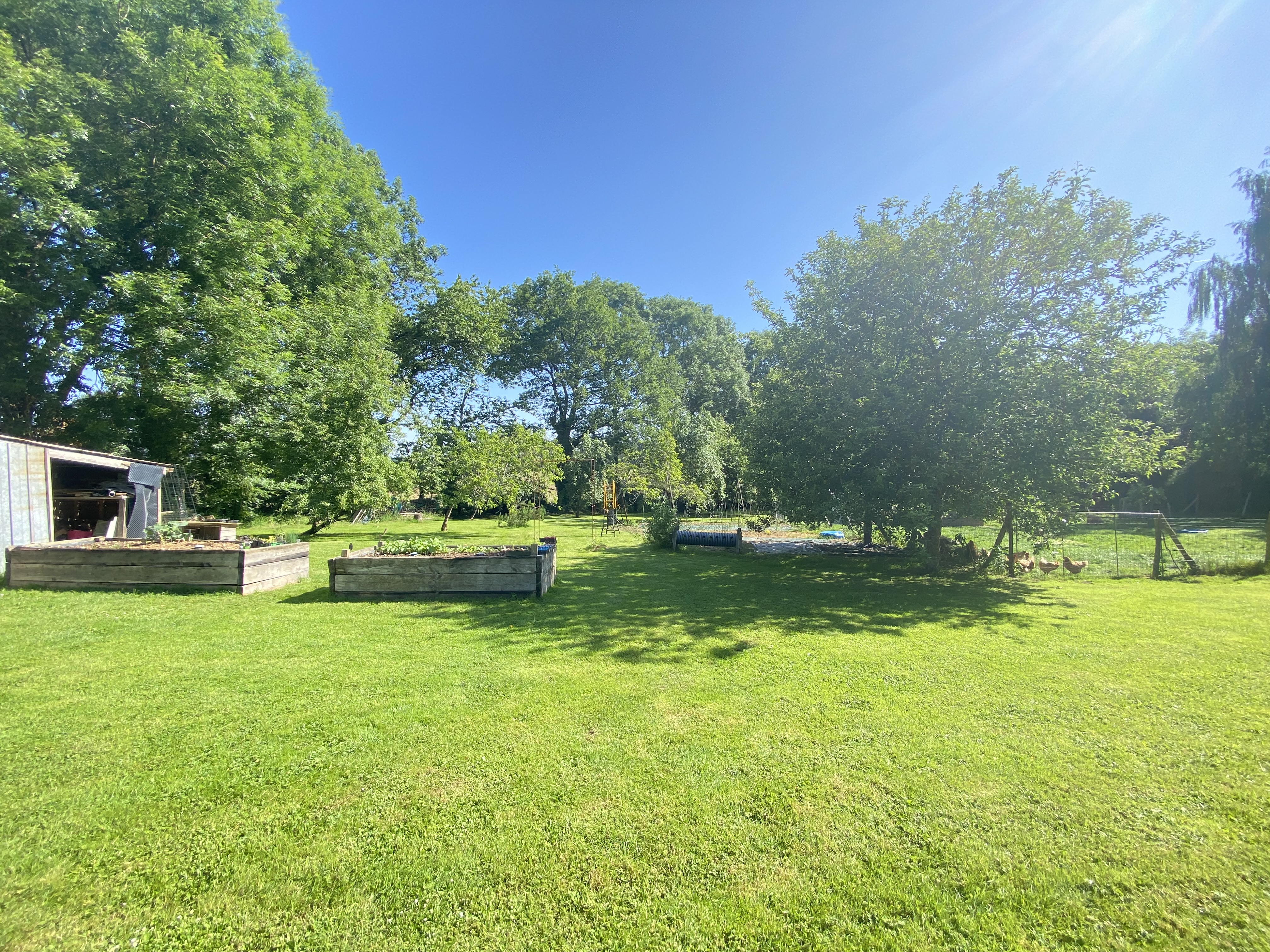Un havre de paix authentique avec un potentiel locatif irrésistible !
Niché au cœur de Lantillac, dans un cadre bucolique préservé et hautement recherché, cet ensemble immobilier unique allie charme ancestral et modernité. Avec une surface habitable de près de 400 m², cette longère rénovée, son gîte indépendant et son appartement T2 offrent un espace idéal pour une grande famille, des réceptions mémorables ou un investissement locatif d’exception. Préparez-vous à être séduit par son potentiel de rendement et son emplacement privilégié !
Un des atouts majeurs de cette propriété est son potentiel locatif exceptionnel et diversifié, garantissant un retour sur investissement remarquable grâce au gîte déjà en activité et à l’appartement T2 prêt à l’emploi. Idéalement située au cœur de la paisible commune de Lantillac (56120), à seulement quelques minutes des commodités de locminé/Josselin et Réguiny et à proximité des grands axes menant à Vannes/Rennes et Lorient, cet ensemble immobilier unique offre un cadre de vie idyllique, cette OPPORTUNITÉ TRÈS RARE sur le marché saura séduire les amateurs de belles demeures et les investisseurs avisés.
🏠 Un ensemble d’exception à découvrir pièce par pièce
La propriété s’étend sur un terrain paysager et arboré de 4 667 m², un véritable écrin de verdure, et se compose de trois espaces distincts, chacun avec son caractère unique :
🌿 La Longère Principale (230 m² habitables)
Une habitation principale aux volumes généreux, où le charme d’antan rencontre le confort moderne :
• Une vaste pièce de vie avec cheminée en pierre et sa cuisine aménagée
• Une salle à manger spacieuse, parfaite pour les réunions familiales et ses 55 m² de terrasses attenantes.
• Un salon cosy baigné de lumière naturelle.
• Chauffage au sol pour un confort optimal.
• Quatre chambres aux beaux volumes, avec des espaces de rangement astucieux.
• Une salle d’eau élégante et des sanitaires bien pensés.
• Une chaufferie équipée d’une pompe à chaleur récente (2023) pour un chauffage performant.
• Un double garage pour deux véhicules, idéal pour les amateurs de rangement.
• Une piscine de 30 m³ avec liner suspendu et sa très grande terrasse entièrement clôturée, un véritable havre de détente.
• Atouts charme : Poutres apparentes, murs en pierre et matériaux nobles préservés, témoignant des rénovations soignées réalisées entre 2012 et 2023.
🌞 Le Gîte Indépendant (135 m² habitables)
Un espace autonome, prêt à générer des revenus locatifs saisonniers :
• Entrée indépendante pour une confidentialité totale.
• Une pièce de vie lumineuse avec coin cuisine équipée, idéale pour les hôtes.
• Trois superbes suites parentales, parfaites pour accueillir jusqu’à 6-8 personnes.
• Une terrasse privative de 30 m², un coin repos en plein air. Un terrain de boule
Bonus : une grosse marge d’optimisation du Ch.A. car pas exploitée à 100% de son potentiel
🏡 L’Appartement T2 Indépendant (25 m²)
Un petit bijou d’appoint avec entrée privative, offrant flexibilité :
• Un salon/kitchenette fonctionnel.
• Une chambre cosy.
• Une salle d’eau moderne.
Parfait pour un revenu complémentaire ou un espace indépendant pour la famille.
🌳 Un environnement d’exception
Cette propriété offre un cadre naturel privilégié :
• Un grand terrain arboré de 4 667 m², parfait pour des projets d’aménagement ou de détente.
• Exposition Sud Sud-Ouest pour un ensoleillement optimal toute l’année.
• Calme absolu dans un village préservé, tout en restant accessible aux grands axes.
• Puits artésien avec pompe, un atout écologique et pratique.
• Possibilité d’acquérir une parcelle supplémentaire de 2 053 m² devant la propriété, pour une valorisation foncière ou un agrandissement.
💰 Opportunité d’investissement exceptionnelle
Cette configuration unique (longère + gîte + appartement T2) est un véritable trésor :
✓ Résidence principale spacieuse et pleine de caractère.
✓ Revenus locatifs stables avec le gîte et l’appartement.
✓ Potentiel d’accueil familial ou touristique exceptionnel.
✓ Valorisation patrimoniale dans un secteur en pleine essor.
✓ Éco-responsabilité avec la pompe à chaleur et l’installation de panneaux solaires prévue dans les prochains mois pour l’autoconsommation ou la revente.
🎯 Pourquoi craquer pour ce bien ?
Cette longère allie l’authenticité d’une demeure d’époque à des équipements modernes (piscine chauffée, terrasses généreuses, chauffage au sol), le tout dans un cadre bucolique rare. Que vous soyez en quête d’une résidence de prestige ou d’un investissement locatif rentable, cette propriété répondra à toutes vos attentes !
✅ Ne laissez pas filer cette pépite – Agissez vite !
Contactez-moi dès maintenant pour organiser une visite et découvrir en exclusivité ce bijou immobilier. Cette demeure d’exception est faite pour vous – ne tardez plus !
👉 Christophe Danet - Votre expert Efficity à vos côtés
📞 06 75 02 68 79 | ✉️ cdanet@efficity.com