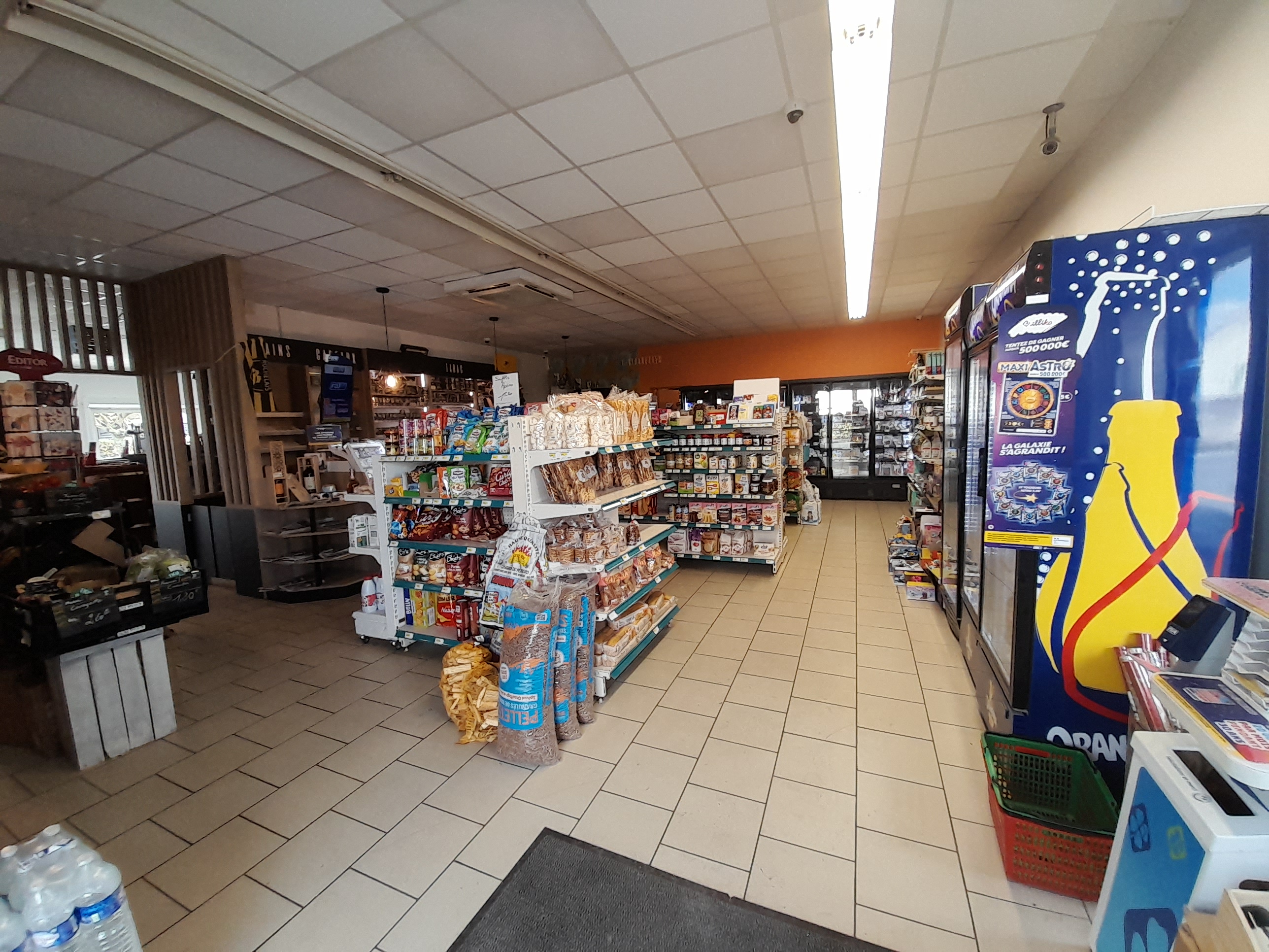 Description du projet:
Ce commerce multiservice de 220m² se situe à l'Est de Surgères dans une commune rurale.. Il est accessible sur un axe très passant de la Rochelle à Surgères.
Il propose une épicerie (CA : 320K€), un tabac/FDJ (commissions : 72K€) et un bar (CA : 30K€) avec les services de Relais colis, La Poste, point Vert, compte Nickel, Dépôt de Gaz, Rôtisserie, vente d'huîtres, dépôt de pain, presse.
Matériel :
- Système encaissement : neuf
- Vidéosurveillance + Alarme : neuf
- Lave verre : : 4/5ans
- Meubles froids : 4/5ans
- Concept Tabac + Carotte : neuf
- Cave à vin : neuve
- Rôtissoire : neuve
- Bar
- Climatisation
- Diffuseur de brouillard (Magasin et réserve)
Possibilité de mettre une terrasse extérieure.
Bail mairie + entretien extérieur mairie.
Aucune concurrence n'est présente à proximité.
Un parking de 15 places est présent autour du magasin.
Cette affaire est idéal pour deux personnes.
Location des murs : 500€ par mois, bail mairie

Horaires :
Lundi : 7h -12h30
Mardi : Fermé
Mercredi : 7h - 19H30
Jeudi : 7h - 19H30
Vendredi : 7h - 19H30
Samedi : 7h - 19H30
Dimanche : 7h30 - 12H30

Rejoignez l'aventure de la proximité et de l'indépendance.
Pour plus d'informations sur le bien et nos opportunités, merci de nous contacter.

REF : 269064