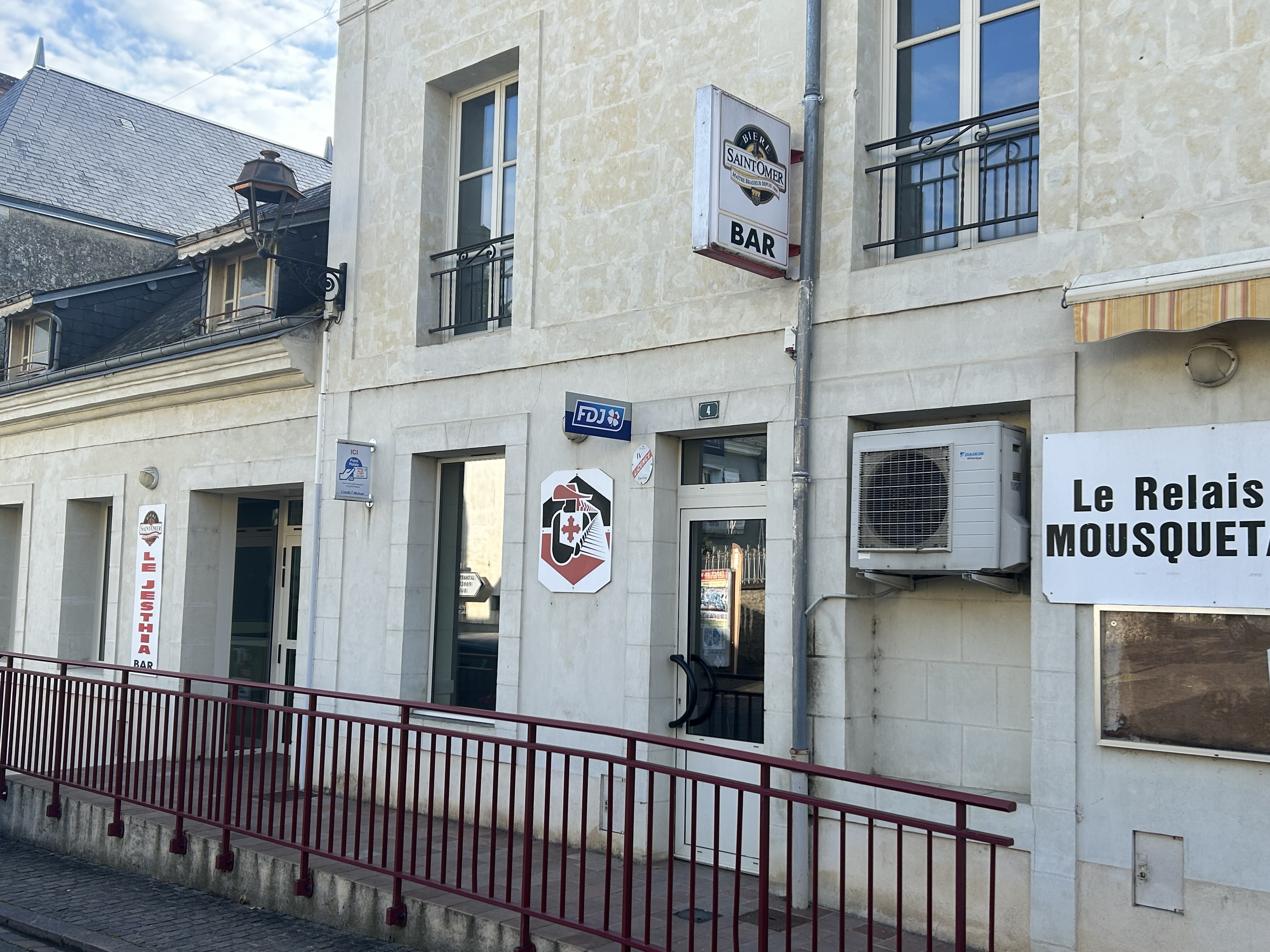 La commune de Courdemanche, 635 habitants dans le sud de la Sarthe, lance un appel à projets pur la reprise de son commerce multi-services.
Un café? Une épicerie? Un restaurant? Ou pourquoi pas les trois à la fois?
C'est l'opportunité unique de redonner vie à un lieu convivial et essentiel pour les habitants. 
La commune recherche une ou plusieurs personnes prêtes à s'investir dans la vie locale. Les locaux sont visitables sur rendez-vous pour permettre d'imaginer votre futur projet.