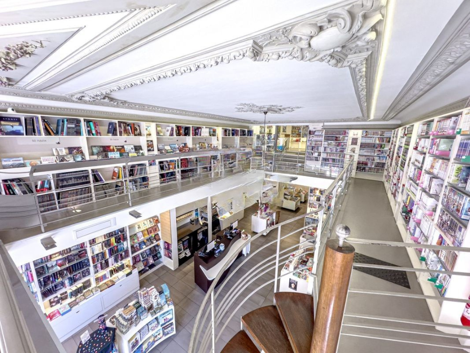 À vendre à Cavaillon, fonds de commerce de librairie et jeux de société de 150 m². Ce local spacieux et chaleureux est idéal pour accueillir une activité culturelle et ludique. Bien situé et bénéficiant d’une clientèle fidèle, il offre un réel potentiel de développement pour un repreneur passionné.
