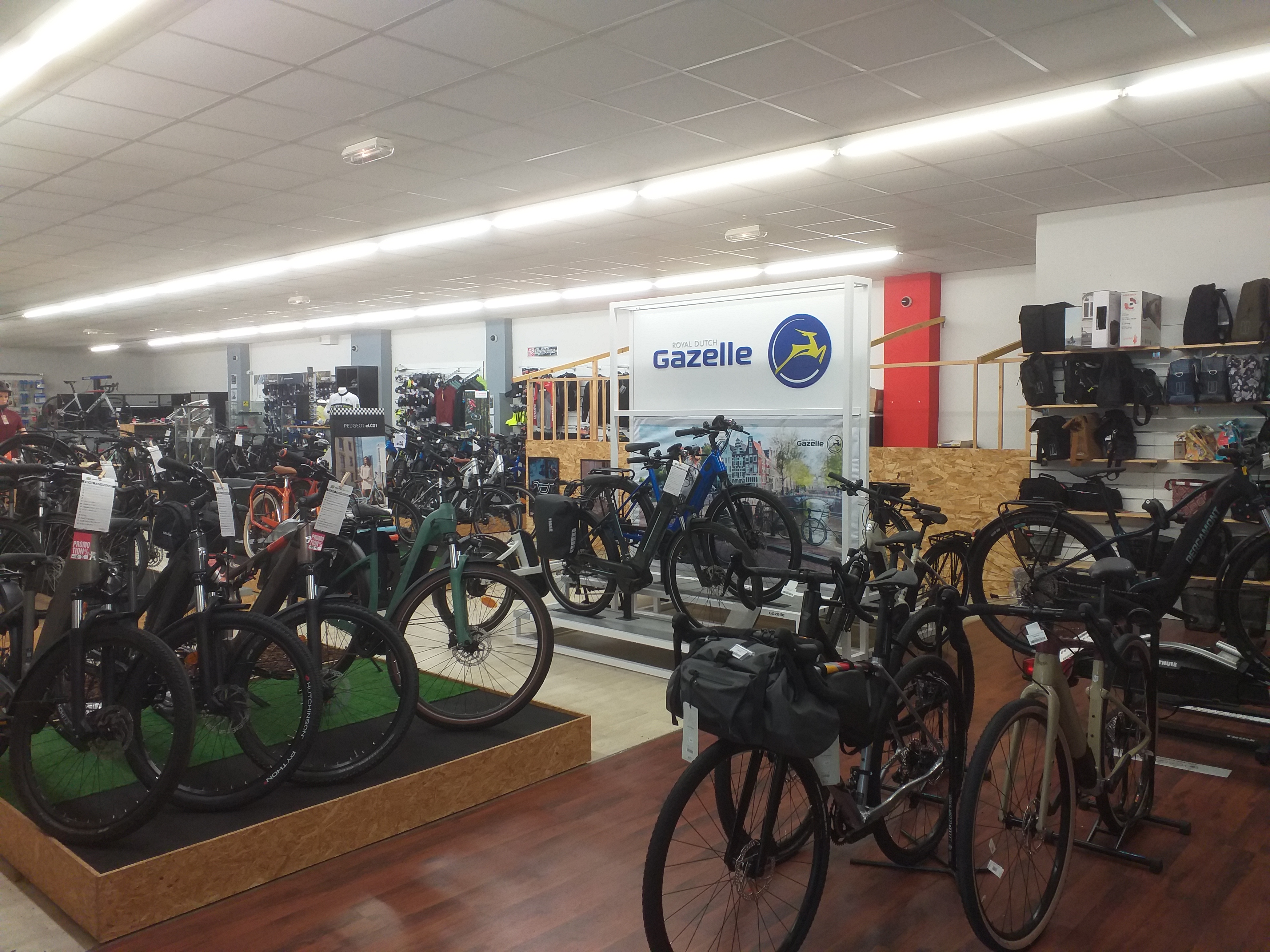 Cause retraite bien méritée et largement dépassée. 
Très belle affaire de vente et réparation cycles idéalement située avec parking privé de 9 places.  
4,7 sur82 avis.
Surface commerciale de 300 m² et sa réserve de 200 m²
Près de vingt ans d'existence.
Distributeur de marques prestigieuses. 
Un atelier moderne et bien équipé. 
Un site internet connecté avec prise de rendez-vous en ligne. 
Click & Collect et informatisation des expéditions. 
Gros potentiel de développement. 
Un salarié et un apprenti. 
Cession partielle ou totale par rachat de parts.
Etudie toutes propositions sérieuses. 
Accompagnement garanti. 
Plus de renseignements et photos sur demande.