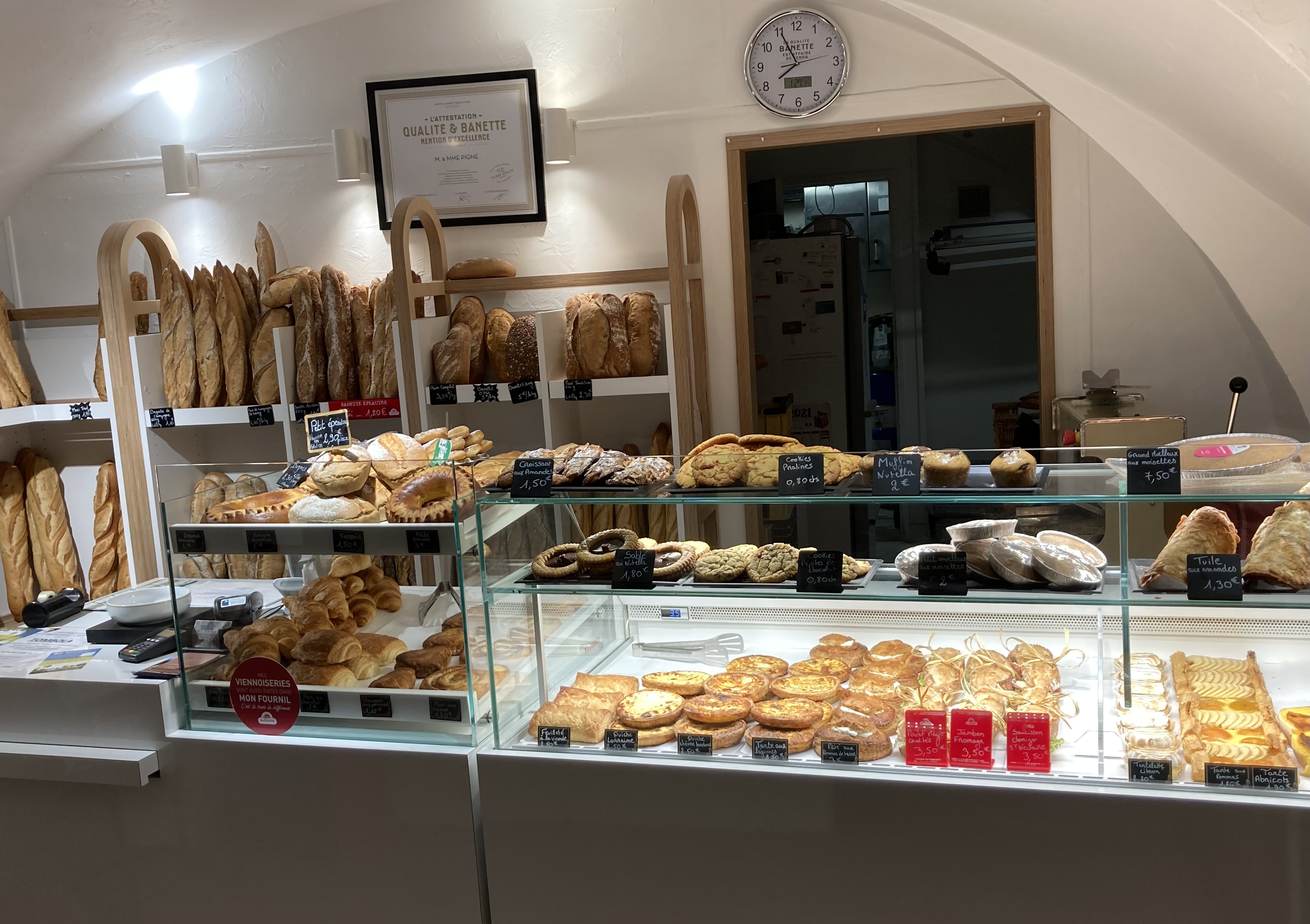 Boulangerie pâtisserie au cœur d un village de 3000 habitants avec toutes commodité et services.
A 10min de Clermont Ferrand.
Magasin refait fin 2019 
Matériel pâtisserie et boulangerie récent .