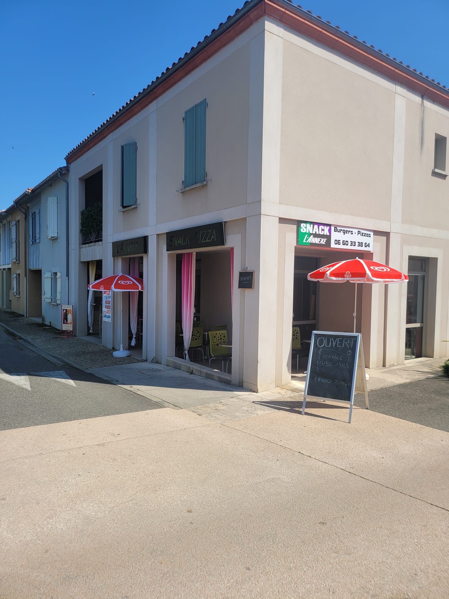 En plein centre du village etablisements sai.. Snacking et Pizzas sur place ou à emporter. Salle 25 couverts terrasse 20couverts. Fermeture le dimanche..En place depuis 10ans clientèle fidèle. Vente Cause maladie.