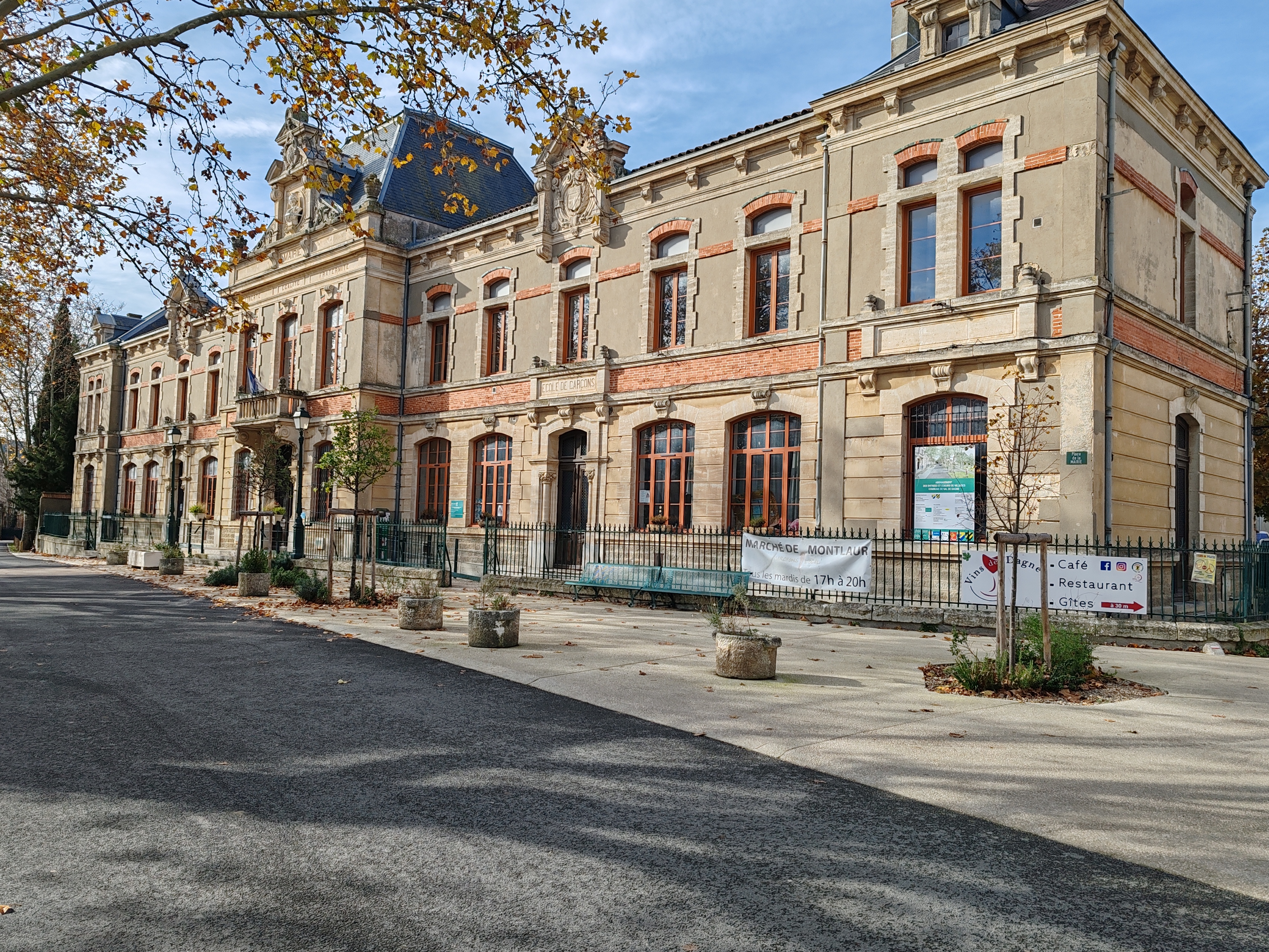 La charmante commune de Val-de-Dagne dans l’Aude (issue de la fusion de Pradelles-en-Val et Montlaur) est à la recherche d'un médecin généraliste pour son tout nouveau centre de santé (possibilité d’installation en libéral ou en tant que salarié) ! 

Venez profiter d'un cadre de vie exceptionnel au cœur des magnifiques Corbières, à seulement 25 minutes de Carcassonne, desservi par l'autoroute, la gare ferroviaire et l'aéroport. Vous serez également à 45 minutes de Narbonne, à 1 heure de Toulouse et Montpellier, à 1 heure de la Méditerranée et à 1h30 des Pyrénées. Proximité des lieux attractifs du territoire (Cité de Carcassonne, Canal du Midi, Châteaux cathares, Abbayes médiévales, sentiers de randonnées…).

Val-de-Dagne est une commune dynamique et attractive qui offre toutes les commodités : 
-	pharmacie, 
-	crèche, écoles maternelle et primaire, restaurant scolaire, garderies, city stade, aire de jeux, 
-	épicerie, marché local hebdomadaire, 
-	bistrot de pays, restaurants,
-	nombreuses associations culturelles et de loisirs, bibliothèque,
-	agences postales,  transports...

Rejoignez-nous et découvrez tout ce que Val-de-Dagne a à offrir ! ( http://www.commune-de-val-de-dagne.fr )

Contact auprès de la mairie au 04 68 24 08 09 / 04 68 24 04 99 - mairievaldedagne11@orange