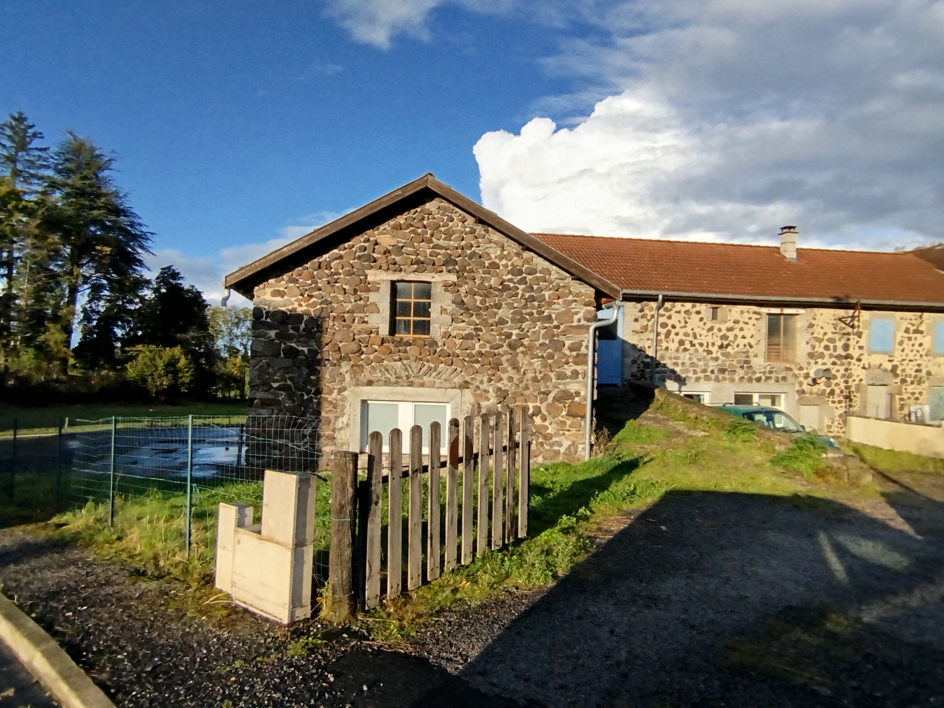 Bâtisse en pierre au cœur du village hébergeant une boulangerie.

Elle présente un gros œuvre en bon état.
Elle se compose d'un commerce au rez-de-chaussée et d'une partie habitation à l'étage.

D’une superficie totale de 270 m2 (deux niveaux de 135m2) plusieurs projets d’aménagement peuvent être envisagés.

Pour le projet d’un commerce (suivant l’activité choisie), ce bien peut être rapidement opérationnel.

Mitoyenne d’un côté, elle est implantée sur une parcelle de presque 1000 m2 répartie sur les trois autres côtés.

Fond de commerce activité de boulangerie : 30 000€ supplémentaires