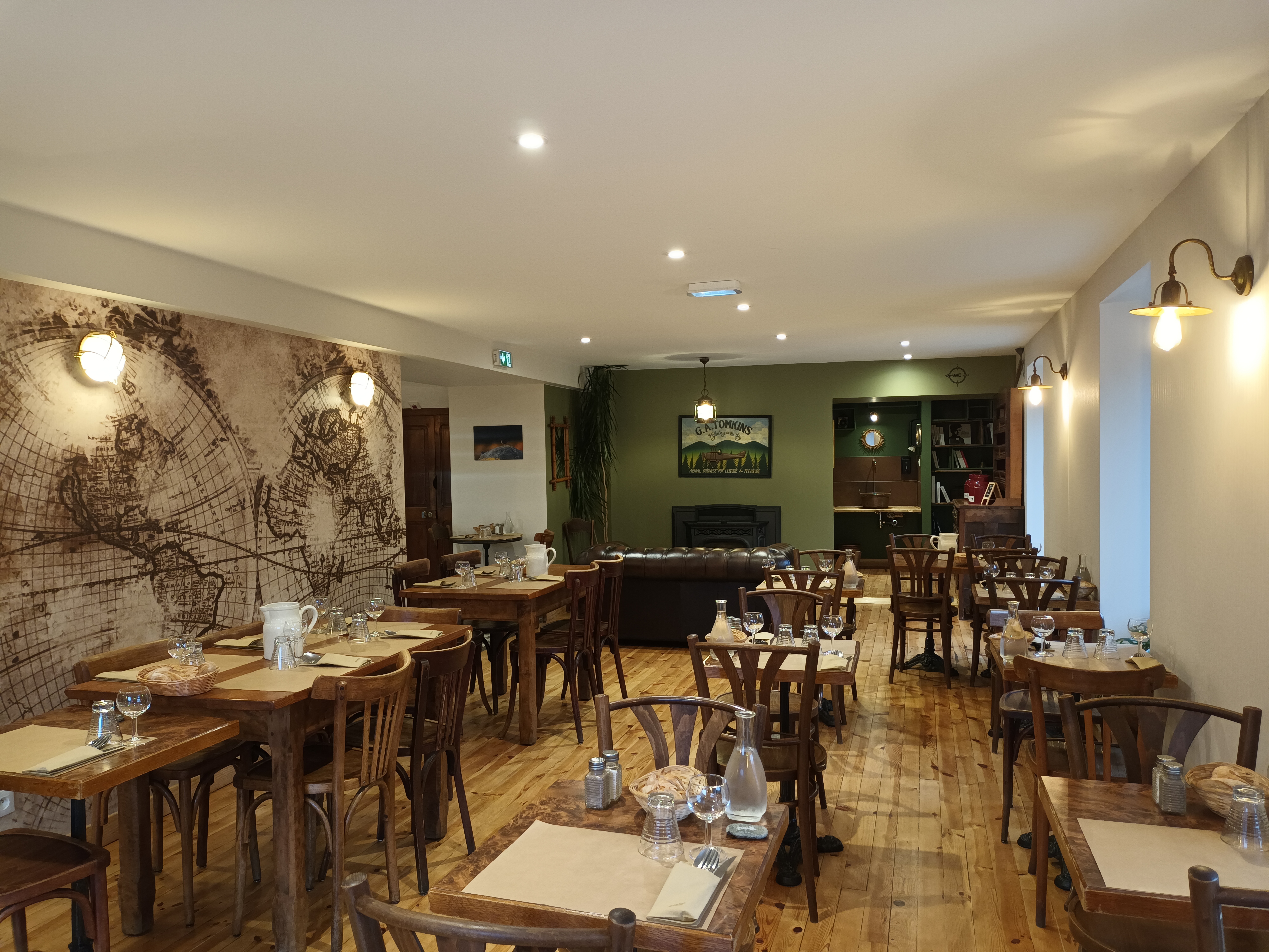 À vendre un hôtel**– restaurant, refait à neuf en 2020.
Il s’agit d’un établissement saisonnier, situé en Lozère, au cœur d’un village de 500 habitants. Très touristique, il est au carrefour de différents sentiers de randonnée dont le fameux Chemin de Stevenson (GR70). 
La clientèle est variée : sportifs (randonneurs, vététistes), familles, retraités, vacanciers.  Elle réserve généralement plusieurs mois en avance et 100% en direct. 
L’hôtel peut accueillir jusqu’à 37 personnes, réparties dans 14 chambres confortables. Le restaurant dispose d’une salle d’une quarantaine de couverts, complétée par une terrasse surplombant le Tarn, très appréciée des clients, avec une capacité d’environ 60 couverts.
L’hôtel**– restaurant bénéficie d’une excellente réputation, un mélange de styles qui réunit le charme des chambres d’hôtes, le confort d’un hôtel et l’esprit chaleureux d’une auberge de jeunesse. 
L’établissement est entièrement équipé avec du matériel entretenu, acheté neuf en 2021. Il dispose d’une laverie automatique en libre-service ouverte à tous.
Une maison d’habitation (98 m2) située dans le village, en excellent état et entièrement équipée & meublée (3 chambres), est incluse. 
L’hôtel-restaurant est ouvert de mi-avril à mi-octobre. Il fonctionne uniquement avec du personnel saisonnier. Aucun CDI n’est en cours, il n’y a donc aucune contrainte sociale à la reprise.
Le taux d’occupation moyen sur la saison 2024 est de 92 %, pour un chiffre d’affaires supérieur à 500 000 €.
Le repreneur peut être accompagné lors du démarrage de l’activité. 

Modalités de cession : vente en titres (rachat de 100% des parts sociales de la SARL qui détient l’intégralité des actifs : murs, fonds de commerce et maison d’habitation) : 365 000€
Possibilité de vente des murs et du fonds de commerce avec maison d’habitation en option (pour le prix, merci de nous contacter).

Référence de l'annonce : L0496