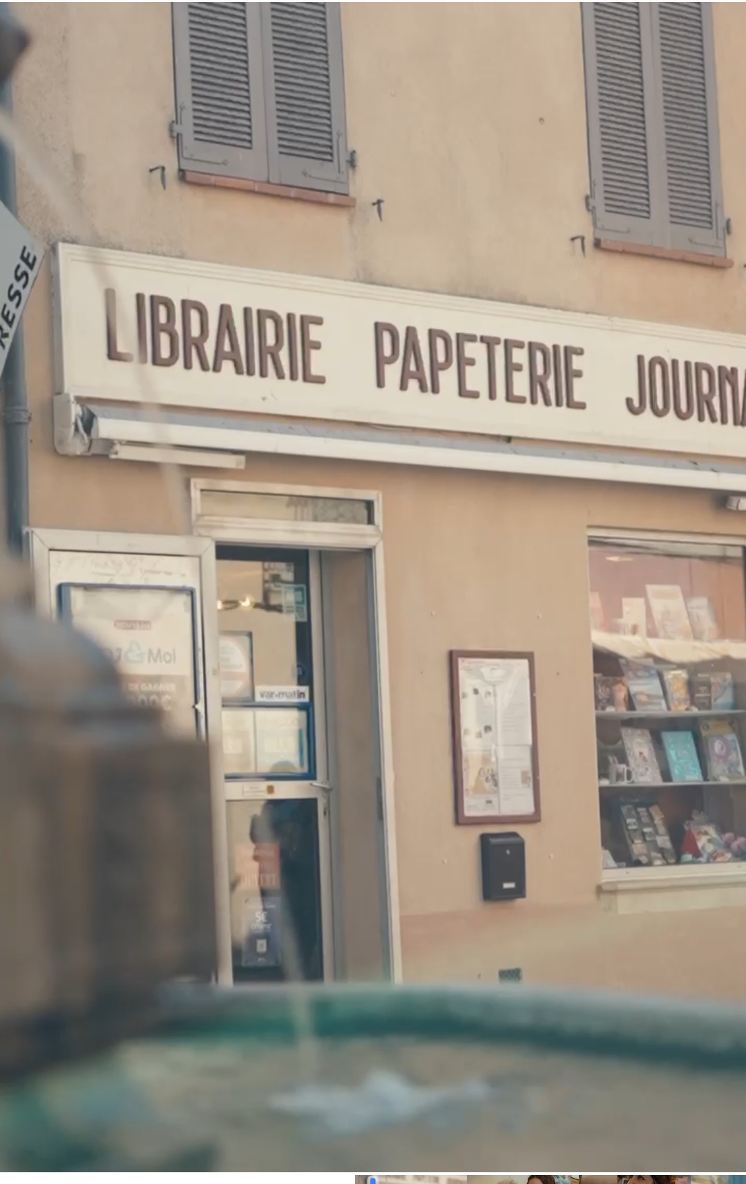 Presse – Librairie – Papeterie à céder, au coeur du var.

À vendre pour raison de santé : fonds de commerce d'une presse-librairie-papeterie installée au 24 rue F. Montenard, à Besse-sur-Issole, village dynamique de 3 100 habitants avec collège, au cœur du Massif des Maures.

**Un commerce vivant et ancré localement**
Depuis son ouverture en janvier 2025, la boutique s'est imposée comme un lieu de vie incontournable : presse quotidienne et magazines, librairie en dépôt-vente, papeterie, et un large choix de souvenirs et cadeaux touristiques. Le village bénéficie d'une fréquentation touristique qui apporte un complément d'activité appréciable en saison.

**Un vrai concept d'animation culturelle**
Au-delà de la vente, ce commerce a développé une identité forte grâce à une programmation d'événements réguliers : dédicaces d'auteurs, soirées ciné-dédicace en partenariat avec le Cinéma Le Marilyn, ateliers créatifs pour tous les âges pendant les vacances scolaires, partenariats avec des associations et créateurs locaux. Une clientèle fidèle s'est construite autour de cette dimension culturelle et conviviale.

**Un réseau de partenaires solides**
Relations établies avec des fournisseurs presse et souvenirs fiables, un réseau d'auteurs et d'illustrateurs partenaires, et une bonne implantation dans le tissu associatif local.

**Infos pratiques**
- Loyer mensuel : 253 €
- SIRET : 908 134 695 00026

**Une opportunité pour un nouveau projet**
Ce fonds offre une base commerciale saine dans un village où la structure économique reste stable, avec un potentiel de développement pour qui souhaite poursuivre l'activité telle quelle ou lui donner une orientation complémentaire (tiers-lieu, activité pédagogique, extension de l'offre culturelle...).