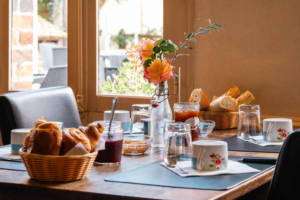 Gérer un  hotel et restaurant+ licence 4 vous attire ? Pour personnes qui souhaitent démarrer la restauration dans petit village de Sologne, ou il y a des commerces et une petite vie active, écoles, collèges à 15km.
Des personnes qui ont envie de tenter l'aventure dans un lieu simple et  rustique et typique de la Sologne, chasse, pêche, randonnées, équitation sont les principales activités de la région.
Restauration classique, traditionnelle attendue , du local en fonction des saisons. Région de chasse très importante, et d'équitation, beaucoup de manifestations locales toute l'année,  le plus grand salon de la chasse en juin , un parc fédéral qui accueille beaucoup d'activités  équestres..
Un gros potentiel entre les clients de l'extérieur qui appellent tous les jours pour réserver une table et les clients de l'hôtel qui souhaitent pour 80% diner sur place et toutes les soirées étapes des entreprises locales. Rue passante pour le midi également.
40 couverts intérieur et 20/30 Terrasse extérieure.

Si les personnes ont un réel investissement pour le lieu , il sera possible d'acheter le fond de commerce et les murs qui sont en vente.

Soit en location gérance pour démarrer avec une option d'achat, soit achat directement avec un apport de 185.000 euros et le reste en vente à terme sans frais ni intérêts, soit 340.000 euros en totalité. Tout est envisageable.
Avis sur google : la halte solognote.
Actuellement un gérant au restaurant et les propriétaires gère l'hôtel.
Le gérant du restaurant part pour de nouveaux horizons en décembre 2025. Et les propriétaires ont d'autres projets.

Le loyer + redevance 
Au loyer s'ajoutera vos charges de fuel, de gaz, d'eau et d'électricité ,licence 4, 

Si vous souhaitez le logement qui se trouve au dessus il sera en sus également en location. 

Bail et contrat rédigé par AVOCAT.
Envie de vous lancer ? appelez nous