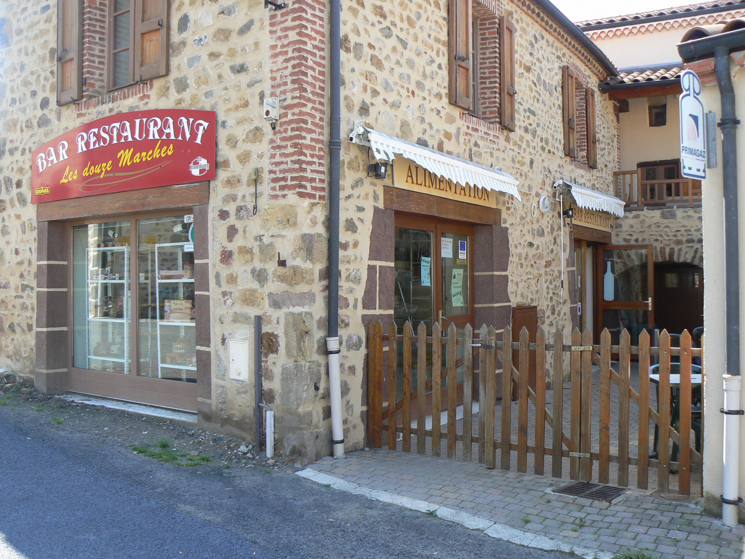 Location gérance d'un commerce bar, restaurant, épicerie au village d'AZERAT en Haute-Loire (43390)
Tout équipé
Location 120,00 € par mois HT (caution 5000,00 €)
Avec appartement F4 d'un loyer de 230,00 € mensuel (Caution 230,00 €)
