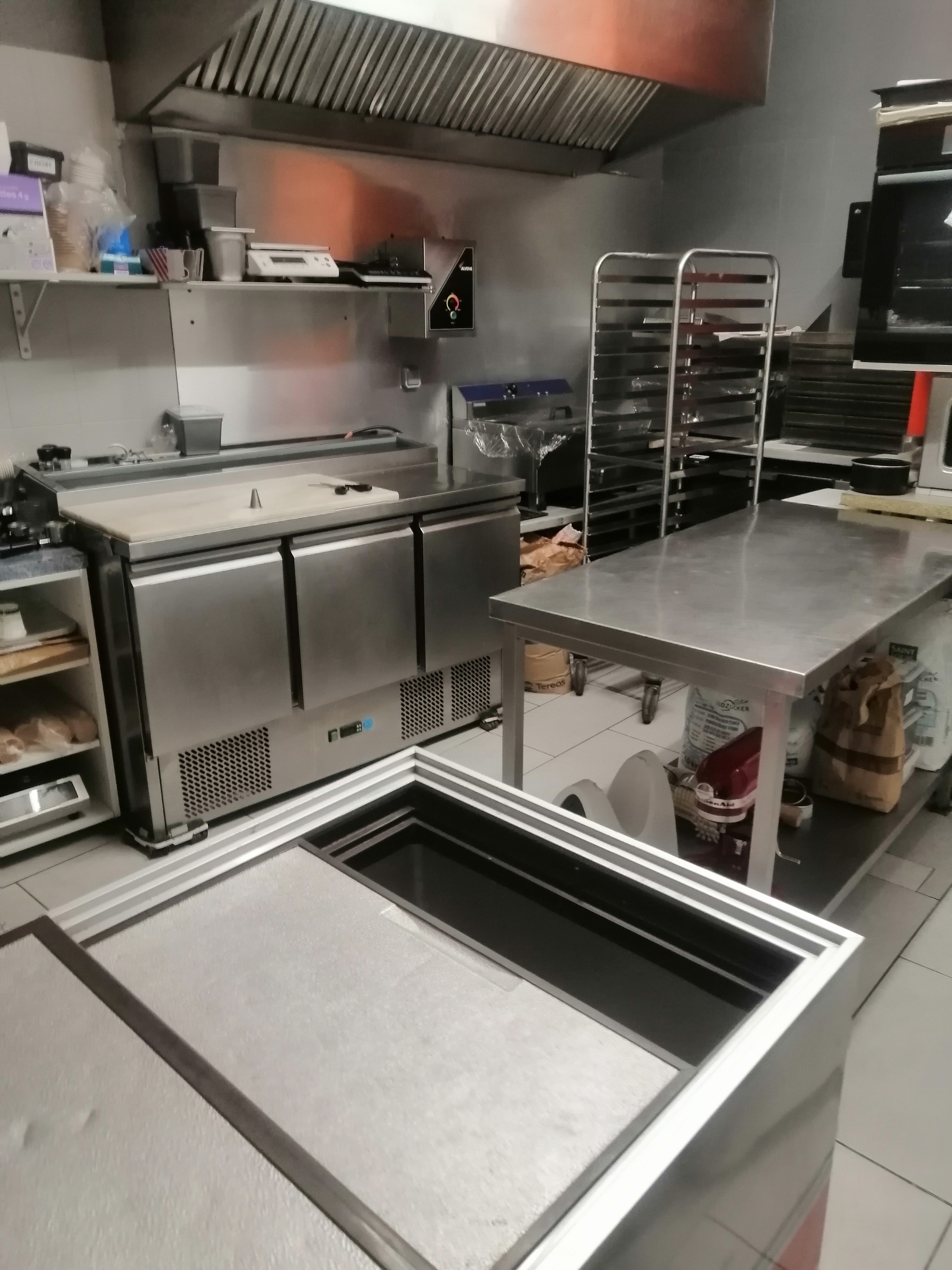Fond de commerce restauration rapide situé en rue dynamique dans le centre-ville des Sables d'Olonne. Emplacement porteur avec une très bonne visibilité et flux constant de passants.

Vente à emporter avec tout le matériel pour commencer, en bon état. Ouverture à l'année. Pas de salarié à reprendre.

Surface 30m² avec la partie production et vente sur la rue et un sous sol comprenant plonge, réserve, chambre froide et WC.

Loyer de 695.98€/mois + taxes foncières de 880€/an.
Bail tous commerces (sandwicherie, burger, pizza, autre)
Prix du FDC = 140 000€ net vendeur.