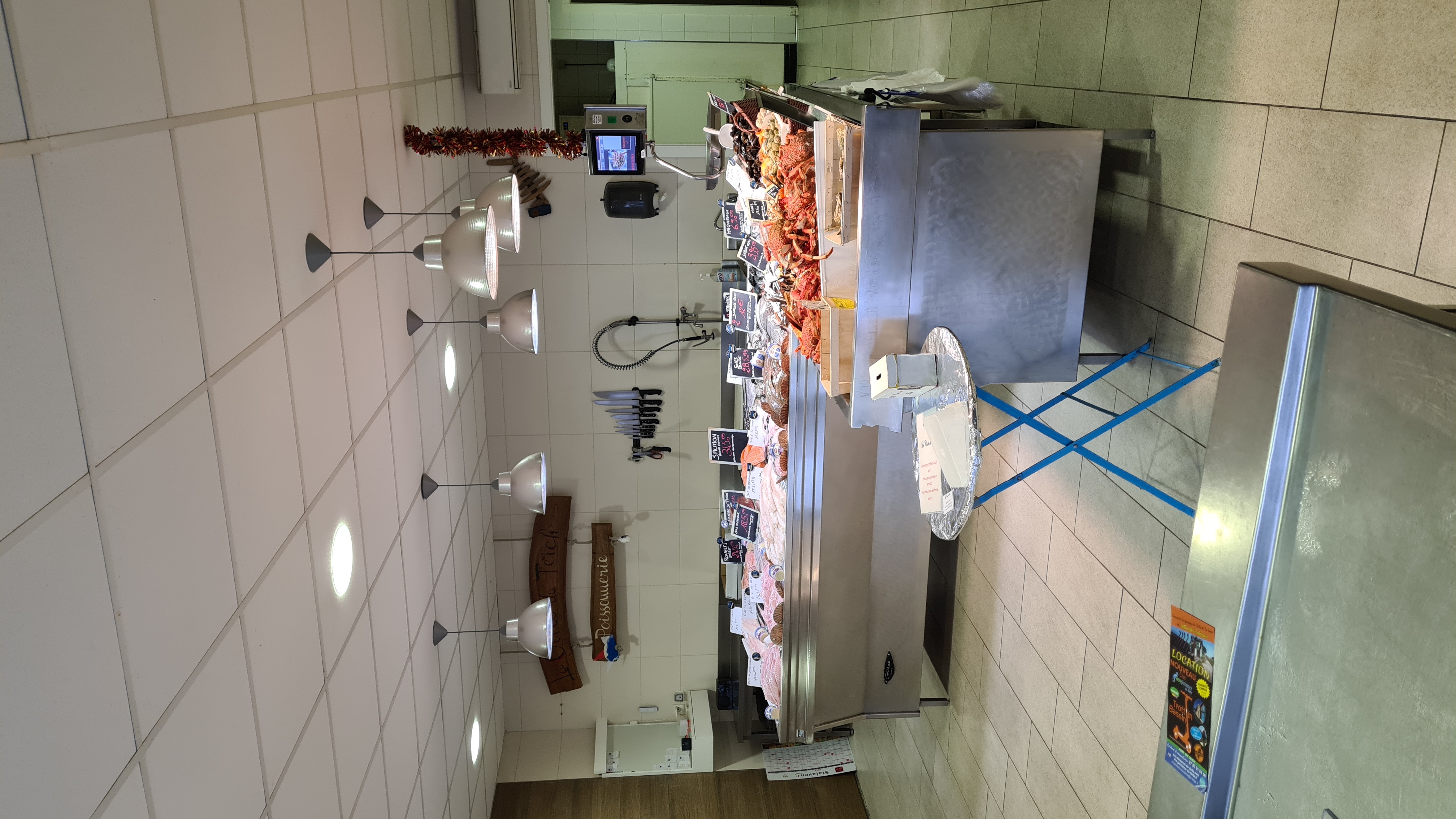 A céder fond de commerce poissonnerie situé sur le bassin d'Arcachon dans une commune dynamique,au sein d'un ensemble de commerces(boulangerie,carrefour market,boucherie,pizzeria..).
Excellente visibilité,grand parking devant les commerces.
Poissonnerie tout équipée,machine à glace,2 chambres froides,2 vitrines,grande cuisine, grand espace de vente équipé.
Clientèle fidèle à l'année et en forte hausse en période de saison et de vacances.
Très bon chiffre d'affaires.