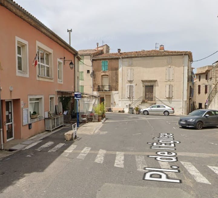A vendre dans commune proche de Clermond l'Hérault,  fond de commerce,  60 m2 t, epicerie,  café,  salon de thé ( licence 3 grande restauration).
Possibilité d'agrandir le local grâce à une pièce attenante, qui permettrait de booster le chiffre d'affaire au niveau du bar ou du coin traiteur.
Ce commerce est situé  au centre du village.
Sa clientèle est composée de locaux et de touristes.
Afin de faciliter l'installation,  possibilité de location provisoire d'un T2 meublé, tout proche du local.
La mairie est propriétaire du local, et un petit loyer  est demandé.
Plus de photos sur demande. 
Je reste a votre disposition pour plus de renseignements.
