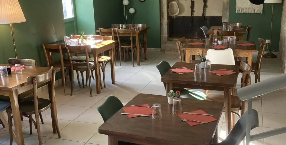 La commune
Dompierre-les-Églises est une commune française située dans le département de la Haute-Vienne en région Nouvelle Aquitaine.
La commune est située à 1h au nord de Limoges et 23mn de la petite ville de La Souterraine qui compte presque 5000 habitants. En 2022 la commune comptait 373 habitants.
Le territoire est principalement agricole, ponctué de fermes et de paysages naturels. La commune possède un patrimoine historique notable, dont l’église Saint‑Pierre‑et‑Saint‑Paul et les vestiges du château de Dompierre. Son cadre de vie reste typique du Limousin, calme et rural, avec des défis liés à la faible densité et au vieillissement de la population.
La commune a pensé le commerce comme le lieu de vie et de regroupement du village.
On peut ainsi retrouver dans ce café restaurant multiservice un point postal, un espace bibliothèque, un point informatique, un relais Pick up ainsi qu’un dépôt de pain et un coin épicerie.
Les expériences passées ont montré une viabilité économique sur un modèle avec un.e gérant.e seul.e.

Activités pressenties : bar, restauration, épicerie, dépôt de pain, animations, presse, relais colis, point Poste.​

Local : ​
-Entièrement aménagé ​
-Bar, salle , terrasse et stationnement à proximité​
-Superficie totale de 206m2 : espace buvette restaurant de 27,62m2, espace bar de 10,73m2, espace restaurant de 28,35m2, un SAS de 3,42m2, un WC PMR de 4,94m2, un espace presse épicerie dépôt de pain de 17,98m2, une cuisine de 15,29m2, une réserve de 10,63m2, un espace de stockage de 5,44m2, un local technique de 5,10m2, une salle de jeux de 15,04m2, une bibliothèque de 18,28m2.​
-A l'étage un espace de 42,74m2 sans destination.​
-Une maison d'habitation à côté du commerce (96m2), avec une superficie de terrain de 5300m2.​

Contrat proposé :​
-Bail 3-6-9 avec la mairie​
-Mise à disposition gratuite de la Licence IV ​
-Loyer local + logement : 400€​

Aspects financiers : ​apport financier pour stock produits et trésorerie initiale à prévoir : 7 à 10K€.

Profil de gérant.e recherché.e
-Vous possédez des vraies qualités de commerçant.e et une vive volonté d’entreprendre. ​
-Vous souhaitez vous engager en faveur de la ruralité et en comprenez les enjeux. ​
-Vous justifiez d’une expérience significative dans le secteur de la restauration ou du commerce et maitrisez les techniques culinaires essentielles, ainsi que les normes d’hygiène et de sécurité​
-Vous avez des bases solides en gestion et faites preuve de rigueur et d’organisation.