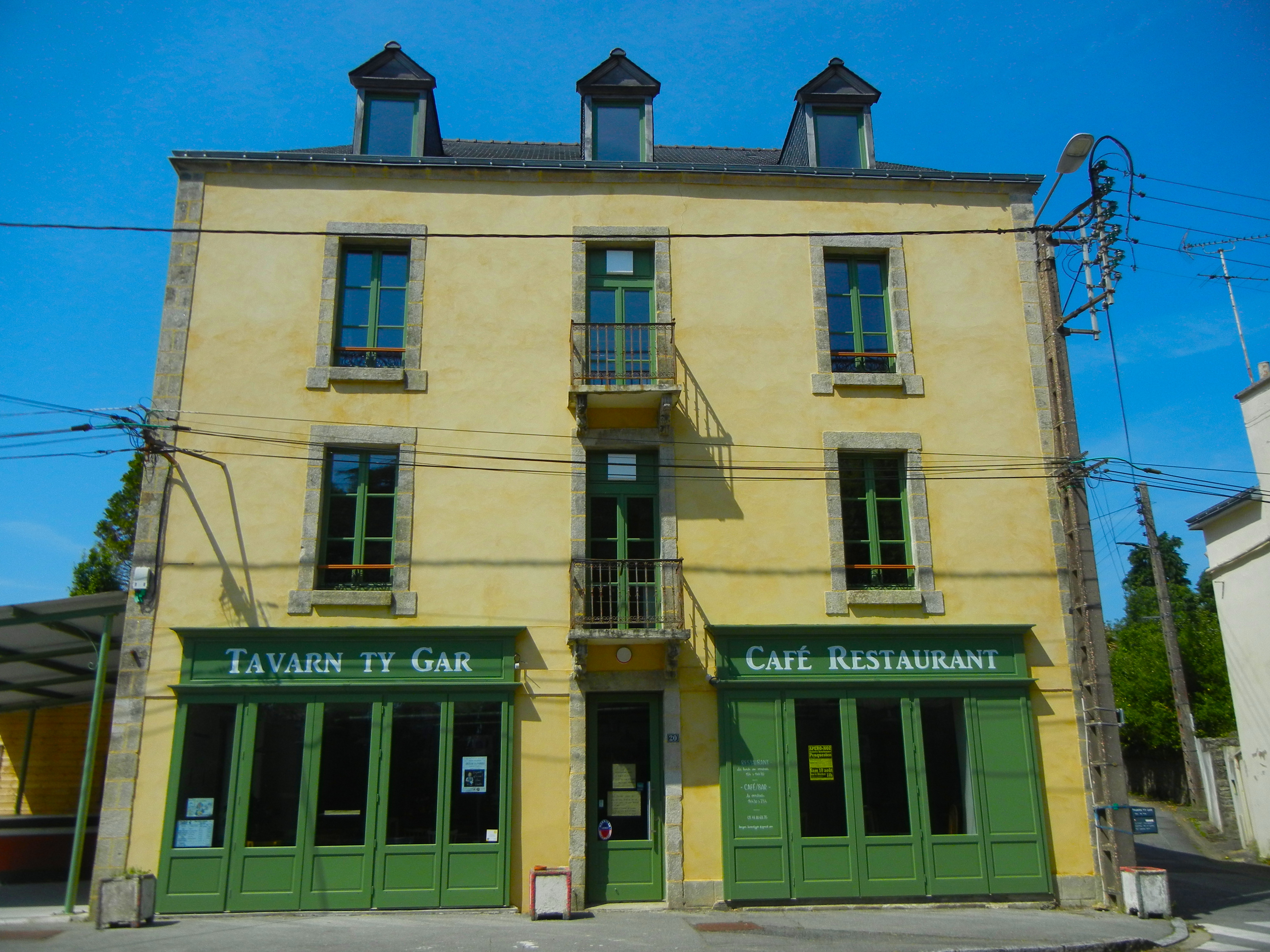 Cuisine et tiers-lieu, et si nos projets se rejoignaient?
Tavarn Ty-Gar est un projet coopératif porté par un collectif de bénévoles et soutenu par les collectivités pour revitaliser le quartier de la gare à Hennebont. Il a démarré en 2019 par l'achat de l'ancien hôtel-restaurant de la gare et sa réhabilitation complète. Il s'est poursuivi par la rénovation de la gare en collaboration avec la SNCF pour y accueillir de nouveau du public et installer des bureaux de coworking.
TAVARN TY GAR propose une partie du tiers-lieu et de ses équipements en location à un porteur de projet autour des activités de restauration, cuisine, traiteur, partage des savoirs, production locale… en cohérence avec un lieu de culture et d’animation du quartier.
L'espace,  loué  1500-2500€ par mois charges comprises comprend: une salle de restauration de 80 m2, 50 couverts, une grande terrasse, un bar équipé,  une cuisine professionnelle de 35m2 rénovée et aux normes, une réserve, des sanitaires, un vestiaire pour le personnel.
Nous vous invitons à vous manifester avant le 25 octobre 2024.