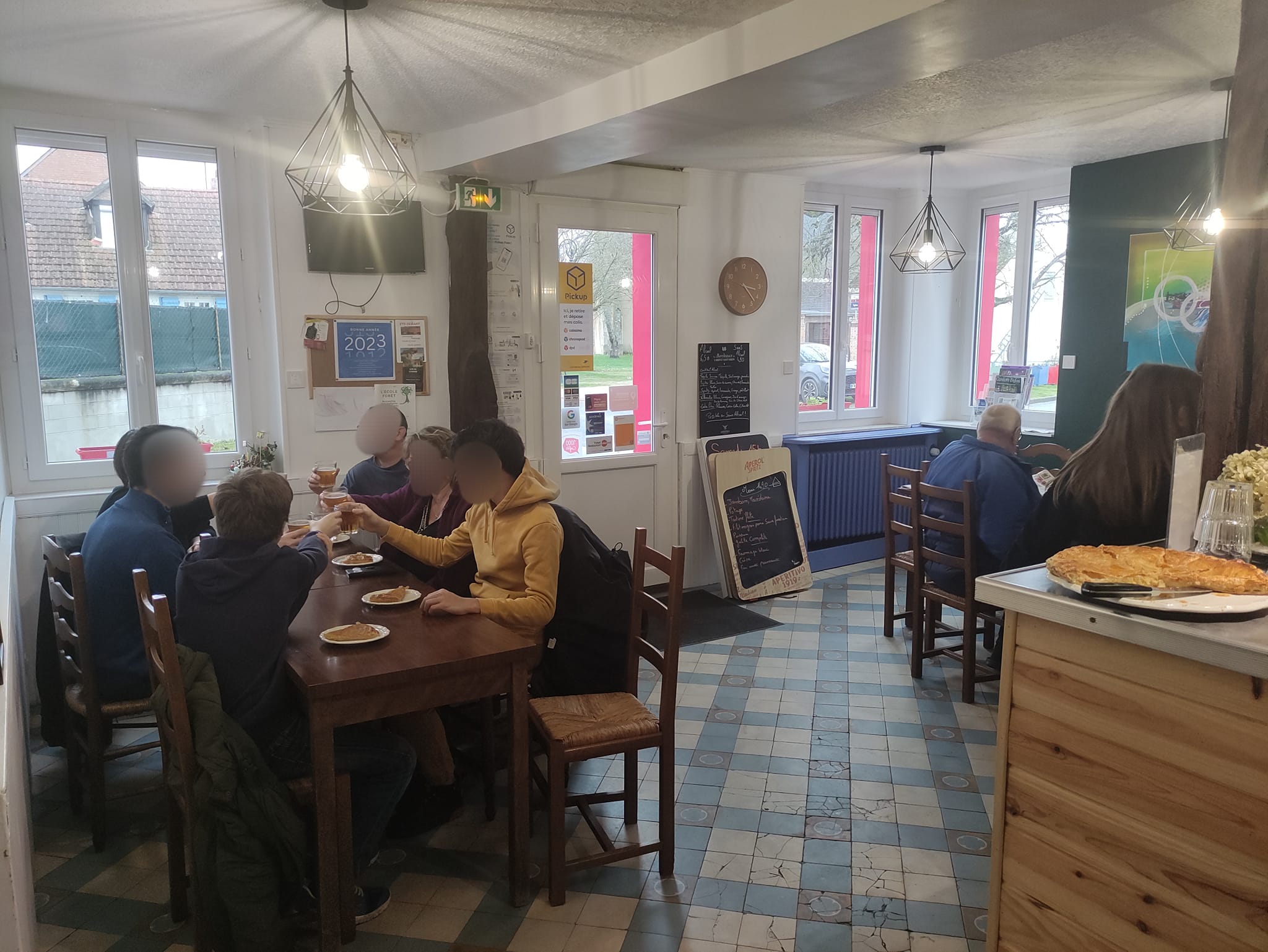Missions :

Nous recherchons actuellement un.e candidat.e à la gérance du futur café multiservice à Villemurlin, qui est ouvert dans le cadre de l’initiative « 1000 cafés ». Le besoin en personnel étant d’1,6 ETP (équivalent temps plein), les candidatures de binômes sont encouragées. Le/la gérant.e peut en effet être accompagné.e d’une personne salariée par le café.

Villemurlin est une commune rurale située dans le département du Loiret, en région Centre-Val de Loire, au cœur de la Sologne. Pleine de charme et réputée pour ses échelles bleues, elle se situe à proximité de Gien et Sully-Loire. L’équipe municipale est dynamique et engagée. Une épicerie, la poste ainsi qu’une station essence sont déjà existantes sur la commune. Le local est un bâtiment pittoresque, situé au centre du village à proximité de l’église. Des espaces de stationnement sont disponibles à proximité immédiate du commerce, et il est également possible d’installer des tables en extérieur durant la belle saison. 

La restauration et le bar étant des activités importantes pour ce projet, nous valorisons les expériences en restauration et en hôtellerie. Les autres services pressentis sont : relais colis, dépannage tabac, restauration traditionnelle, animations. 

Nous recherchons avant tout des personnalités garantissant la convivialité du lieu, capables de co-construire les services de proximité répondant aux besoins identifiés en lien avec la commune, en adhésion avec les valeurs de l’économie sociale et solidaire. Des qualités de gérant, de commerçant ainsi qu’une réelle volonté d’entreprendre sont clés pour ce poste.

La perspective de contribuer à la revitalisation rurale en prenant la gérance d’un café multiservice vous séduit ? Rejoignez maintenant l’initiative 1000 Cafés !

1000 cafés est une initiative du GROUPE SOS qui a pour but de recréer du lien social dans les communes rurales. Elle contribue à redynamiser les territoires par la création ou la reprise de cafés multiservice dans des communes de moins de 3 500 habitants qui n'ont plus de café ou risquent de le perdre.

Les principes de l'initiative “1000 cafés” du GROUPE SOS sont :

● Faire du café un espace de convivialité multiservice qui proposera un café et une gamme de services de proximité qui n’existent plus dans la commune
● Créer un café au plus près de chaque territoire : faire participer les habitants des communes, écouter leurs besoins et envies, en s’assurant que le café vivra pleinement demain
● Accompagner le café dans la création et la gestion au quotidien : faciliter l’accès aux locaux, mutualiser des fournisseurs, proposer des outils de gestion, accompagner les relations avec les institutions

L’initiative 1000 cafés a été lancée en septembre 2019 et nous comptons déjà un réseau de cafés multiservice en pleine croissance.

Si vous souhaitez vous lancer dans une aventure entrepreneuriale au service de la convivialité de votre village, si vous voulez être au cœur d’un projet pensé pour et par les habitants, alors portez-vous candidat !
Pour plus d’informations, rendez-vous sur notre site internet 1000cafés.org

Profil recherché : 

• Vous souhaitez vous engager en faveur de la ruralité et de la redynamisation des petites communes 
• Vous justifiez d’une expérience significative dans le secteur de la restauration et maitrisez les techniques culinaires essentielles, ainsi que les normes d’hygiène et de sécurité
• Vous êtes disponible et prêt à vous engager dans une démarche entrepreneuriale afin que le projet prenne corps au sein du village
• Vous avez des bases solides en gestion et faites preuve de rigueur et d’organisation
• Vous êtes fédérateur et maîtrisez les outils de communication
• Vous êtes motivé, sérieux, adaptable, proactif et avez un fort intérêt pour les valeurs de l’économie sociale et solidaire
• Vous savez gérer des situations difficiles en gardant votre sang-froid
• Vous remplissez les conditions liées à l’octroi d’une licence de débit de boissons (licence IV).

La rémunération du gérant dépend du niveau d’activité de la SARL dont celui-ci a la responsabilité. Notre objectif : créer le cadre nécessaire pour que vous puissiez vous rémunérer à hauteur de 1800€ mensuel brut. Base à laquelle vient s'ajouter  :​

	•     1,5 % du chiffre d’affaires mensuel pour l'activité de restauration et de bar​

	•     1% du chiffre d'affaires mensuel sur les autres services​

        •     33% du résultat annuel d'exploitation 

Ouverture envisagée : juin 2023 

Statut : Gérant.e mandataire