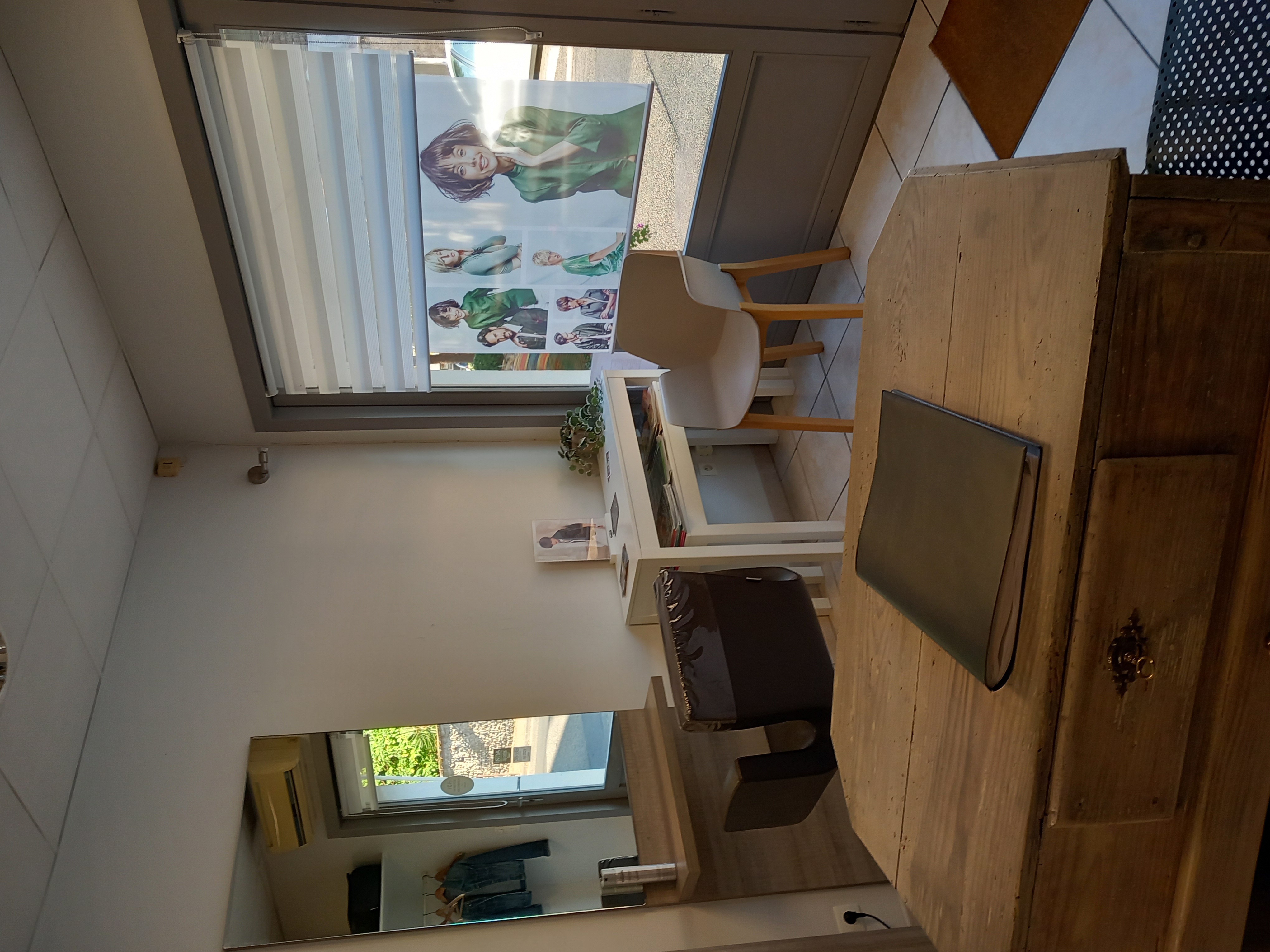 Pour m'être épanouie dans cet agréable salon de coiffure pendant 14 ans,
je souhaiterais que l'aventure perdure dans les mains d une personne passionnée.
Le salon est entièrement opérationnel.
- Surface: 30m2
- Equipement complet : 2 postes de coiffage, 1 bac à shampoing massant, réserve, climatisation réversible, coin accueil .....
- Accessibilité PMR
- Loyer modère : 380 €
- 3 parkings gratuits a proximité immédiate
- Clientèle fidèle et en constante progression (Zone de chalandise d'environ 20000personnes)
- Emplacement de premier choix au cœur du village, dans un environnement commerçant dynamique et touristique.
Je suis à l'écoute de toute proposition afin de faciliter la reprise de cette entreprise pour garantir le succès à venir d'un ou d'une collègue. 
Vous n'avez plus qu' à pousser la porte et vous mettre au travail.