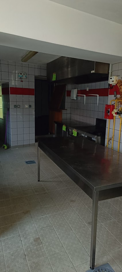 La commune déléguée de Maillet – commune nouvelle de Haut-Bocage (03190) située au nord de l’Allier, à mi-chemin de Clermont-Ferrand et Bourges est à la recherche d’un gérant pour le bar-restaurant du village. 
Entièrement refait à neuf en 2011, ce bâtiment de charme (pierres et poutres apparentes, décoré avec goût) se répartit sur une surface au sol de 175 m² comme ceci :
-	Une salle de restaurant de 44 m² d’environ 25 couverts
-	Un bar de 40 m²
-	Une terrasse de 200 m²
-	Cuisine équipée qui permet de démarrer l’activité sans investissement 
-	Communs de 90 m²
-	Pompe à chaleur neuve
Le tout sur un terrain de 1360 m² situé en plein bourg, à côté de l’école, de la salle polyvalente et du tiers-lieu. 
La sortie 9 (forêt de Tronçais) de l’autoroute A71 est à moins de 03 km.
Si vous êtes prêt à nous rejoindre pour participer à la dynamique du village et venir redonner vie à ce très bel endroit, n’hésitez plus et appeler la mairie de Maillet au 04.70.06.71.62 ou envoyer un mail à mairie@haut-bocage.fr

Au-dessus du bar-restaurant, un logement indépendant de 92 m² peut accueillir le gérant et sa famille avec une cuisine – salle à manger, trois chambres, un bureau et SDB avec WC et douche