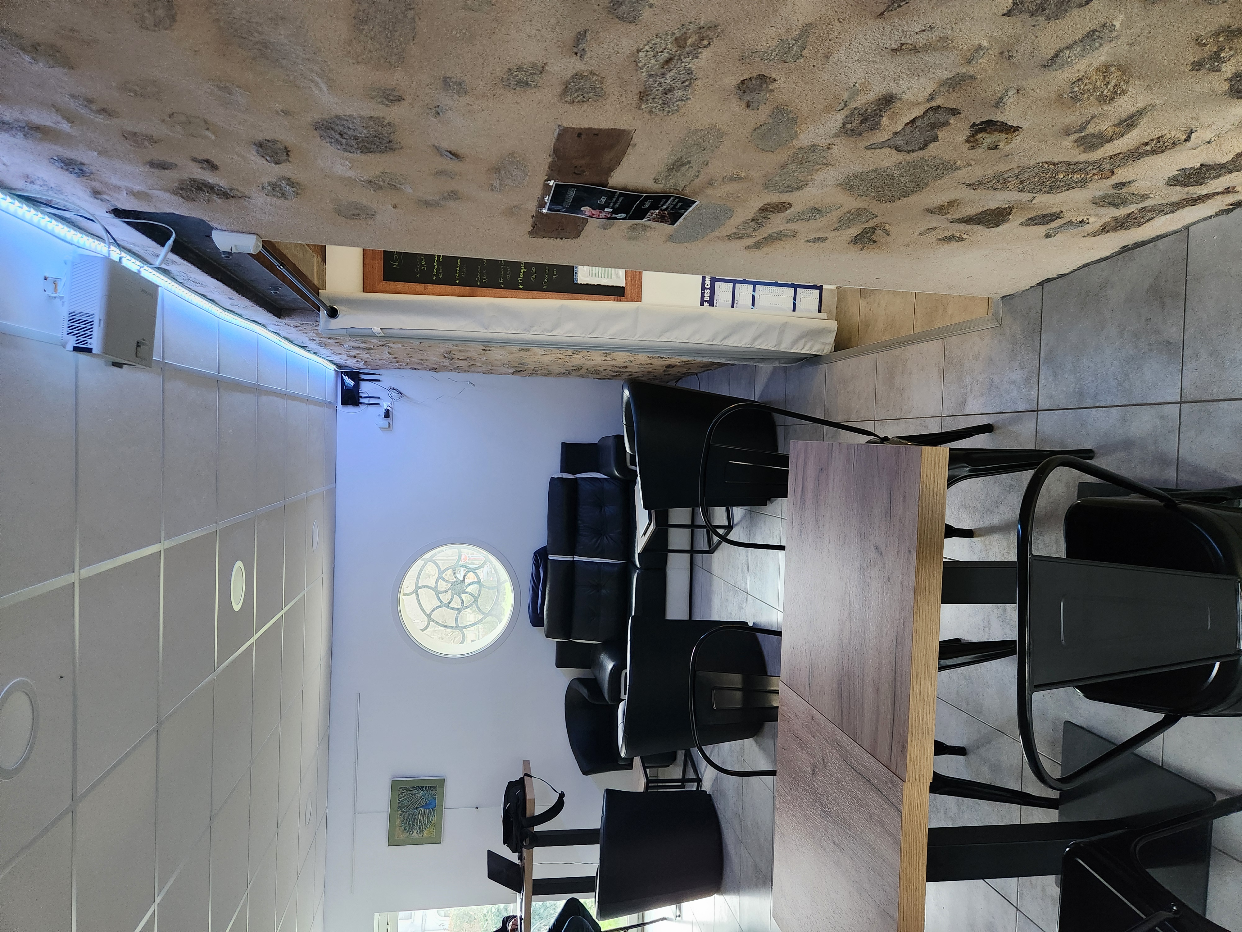 Vente pour nouveau projet personnel.

Après avoir repris ce commerce il y a 24 mois alors qu’il était fermé depuis plus de 2 ans, j’ai mené un challenge de relance.
Aujourd’hui, l’établissement est entièrement opérationnel, avec une clientèle fidélisée et une activité qui fonctionne.

Le village compte environ 1040 habitants, dispose d'une école primaire avec cantine et garderie, 1 boulangerie, 1 coiffeur et 1 agence immobilière.

Chiffre d'affaire 240 000€ en évolution constante.
• Parking pour accueillir votre clientèle.

Le commerce se trouve sur l'itinéraire du Chemin de Compostelle ainsi que sur le parcours du Tour cycliste de la Creuse, ces passages touristiques apportent chaque année un flux de Pèlerins sportifs et visiteurs constituant un véritable atout commercial.

Caractéristiques :
• Surface de vente : 130 m² (50 m² superette, restant bar, salle et réserve)
• Réserve avec congélateur bahut 
• 1 chambre froide positive
• Superette climatisée
• 2 armoires réfrigérées 2 portes, 1 armoire congélateur 2 portes, 1 Trad.
• Meuble caisse,
• Rayonnages,
• Trancheuse
• Four

1 espace bar, Tabac, FDJ avec terrasse avant et arrière
1 supérette de proximité
l'agencement est fonctionnel et entretenu

Le travail de remise en route est fait : l’activité est lancée, la clientèle est revenue et le potentiel de développement est réel.
Idéal pour un repreneur souhaitant s’installer dans une affaire saine, déjà structurée, avec encore des axes de progression.

Accompagnement possible lors de la reprise.

Contactez nous directement au 06 64 47 55 16.
Visite des locaux possible sur rendez-vous