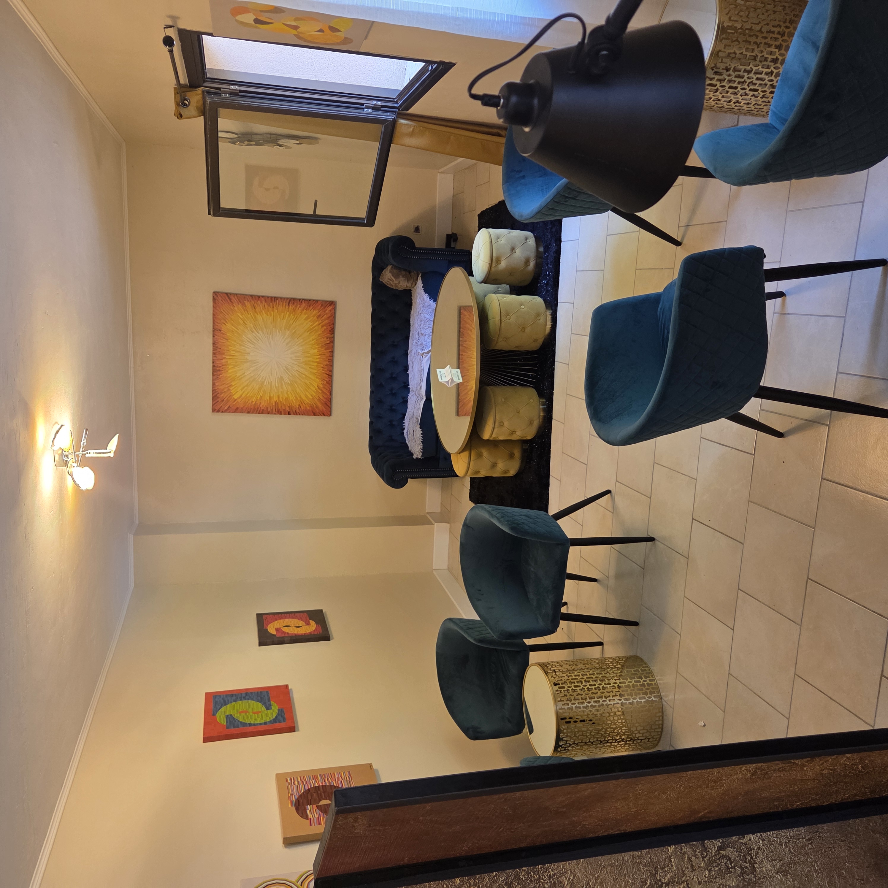 À vendre : bel établissement de restauration de 250 m², idéal pour un couple dynamique ou toute personne souhaitant développer une activité de restauration, traiteur ou commerce de proximité. Actuellement exploité seul depuis 8 ans renommée dans le lauragais, je souhaite céder mon affaire pour raisons de santé.

Description de l’établissement
- Surface totale : 250 m²
- Logement inclus : 40 m², pratique pour un couple souhaitant vivre sur place.
- Petit local indépendant de 50 m², équipé de toilettes, idéal pour :
  - une pizzeria,  
  - une boutique,  
  - ou toute autre activité complémentaire.

Espaces de restauration
- Deux salles :
  - Rez-de-chaussée : 30 couverts
  - Étage : 20 couverts
- Terrasse extérieure : 30 couverts
  - Location terrasse : 50 € / an
- Possibilité d’agrandir l’espace extérieur sur la voie publique en accord avec le propriétaire ou la mairie.

Cuisine et matériel
- Cuisine entièrement aménagée, fonctionnelle et prête à travailler :
  - plonge
  - espace de préparation adapté pour environ 60 couverts
- Activité traiteur déjà possible et facilement développable.

Conditions financières
- Loyer : 600 € / mois, tout compris.
- Charges très raisonnables pour un établissement de cette taille.

Points forts
- Affaire idéale pour un couple motivé ou un duo souhaitant développer une activité solide.
- Local supplémentaire permettant une deuxième activité (pizzeria, vente à emporter, commerce…).
- Établissement prêt à travailler immédiatement.
- Très bon potentiel de développement : traiteur, pizzeria, extension terrasse, événements…