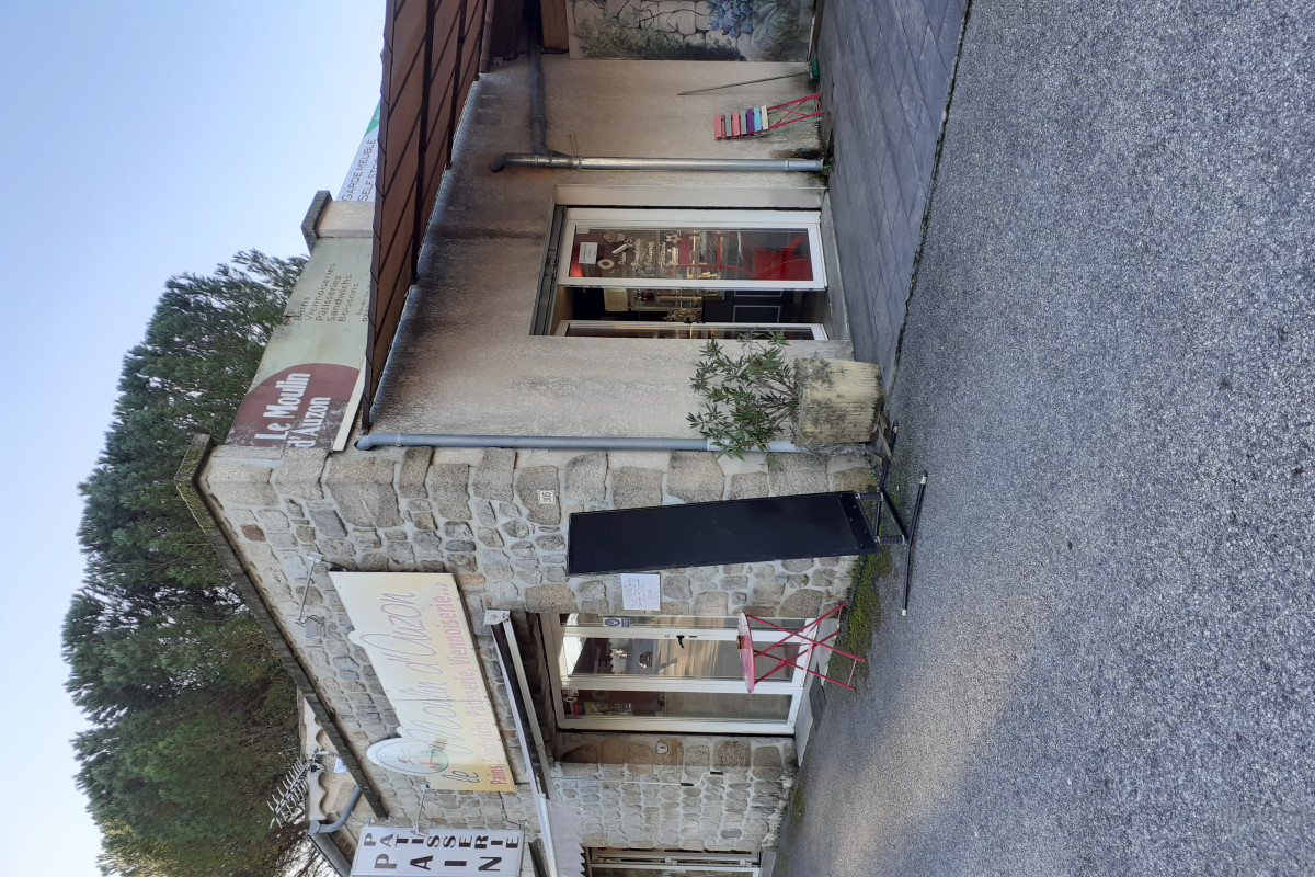 vends point chaud en sud Ardèche surface 45 m3 ,terrasse 20 m3,chambre froide m3,parking environ 300 m3,materiels neufs
bon chiffre d'affaire loyer 505e ht
curieux s'abstenir....