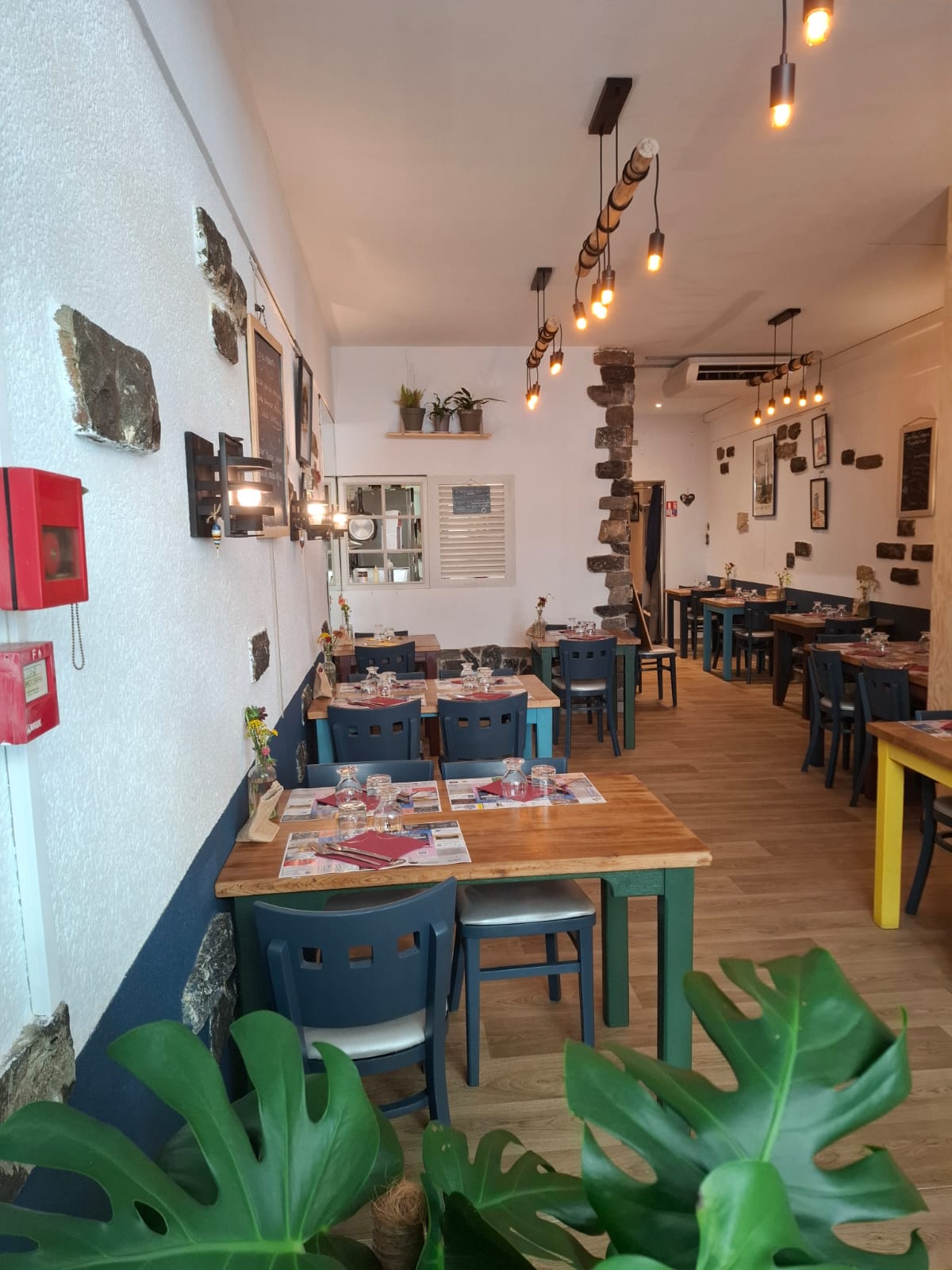 Petit restaurant créé il y a plus de 30 ans et jouissant d'une très bonne réputation (Guide du Routard, Petit Futé / Tripadvisor / Google ), il est idéalement situé en plein centre ville, à proximité de parkings gratuits.
Actuellement exploité en tant que crêperie, toute forme de restauration y est envisageable.
Sa taille est idéalle pour 2 personnes mais avec un gros potentiel de développement, une troisième personne pourrait être engagée.
Le local (RDC 58 m2 + réserve 16,40 m2) se constitue d'une salle de restaurant de 24 couverts avec la possibilité d'ajouter des tables(clim réversible 2022), des sanitaires aux normes ad ap, une cuisine fonctionnelle et toute équipée (froids positifs et négatifs, plonges, extraction, éviers, galetières, etc..), d'une cave avec bac à graisse, d'une petite cour à l'arrière de la cuisine donnant sur un escalier menant à une réserve permettant une grande capacité de stockage. Un droit de terrasse (douzaine de couverts) en façade complète le tout.
Aucun salarié à reprendre, ni contrat.
Loyer 1200€ HT
Possibilité d'accompagnement voir de formation alors n'hésitez plus !!
Gros potentiel avec ce petit restaurant !!
N'hésitez pas à nous contacter pour plus d'informations