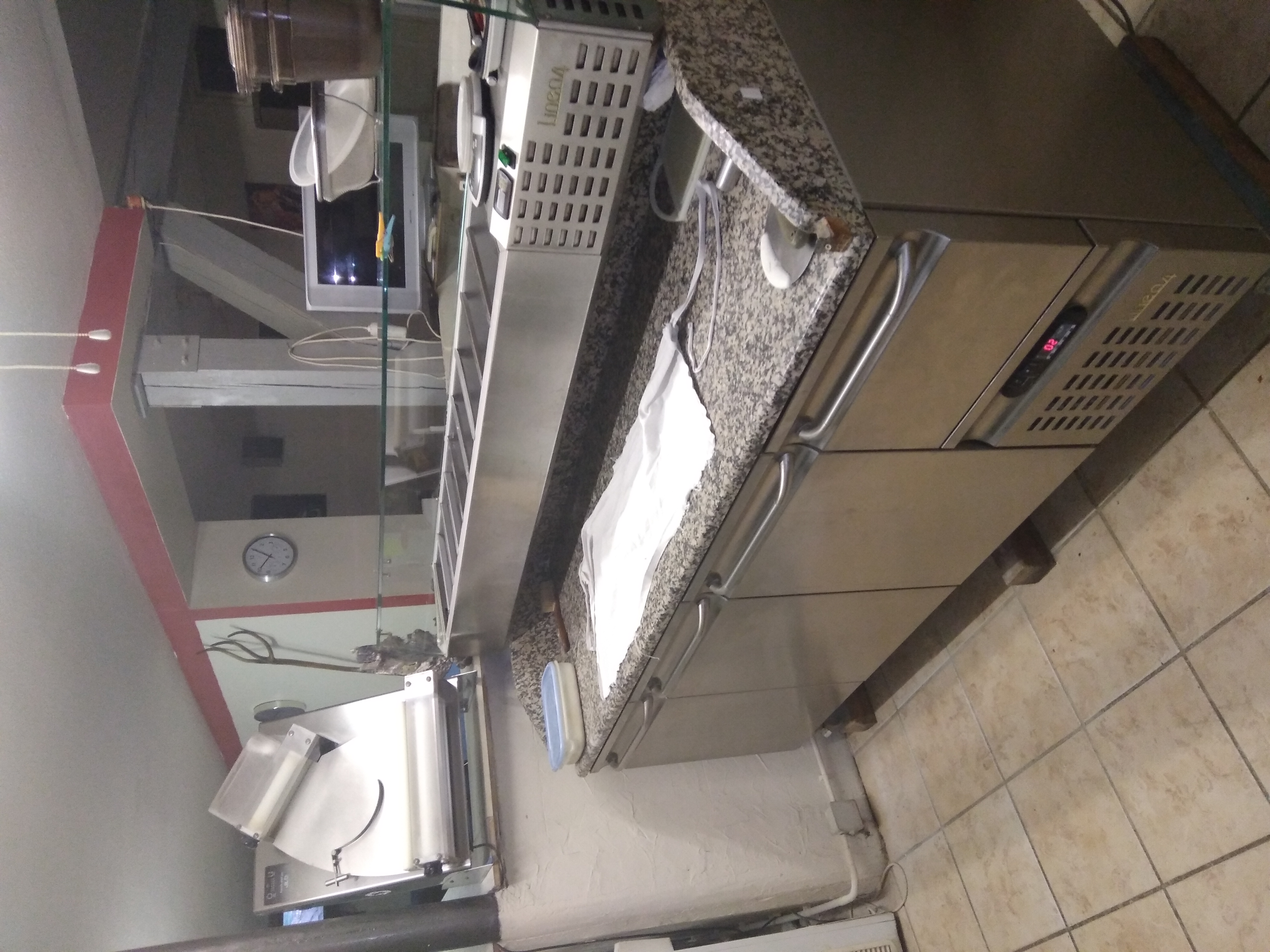 Cause retraite je vend mon fond de commerce dans les Pyrénées orientale de type restauration rapide pizzeria snack kebab créer en 2010 bien équipé. Ce bien ce situe au cœur du village face à la mairie, école, église. Parking,  licence 3, 30 places assises,  livraison sur huit villages alentours. Il y'a une pièce de repos ou de stockage de 40 m2 avec SDB,  WC , évier cuisine,  ouvert à l'année le soir , possibilité d'augmenter le c.a en ouvrant le midi. A 1/4 heure des plages et une demi heure de l'Espagne Perthus. Bail 3/6/9 renouvelables. Loyers 910 euros. Prix de vente à débattre. Possibilité d'acheter les murs commerciaux séparément.