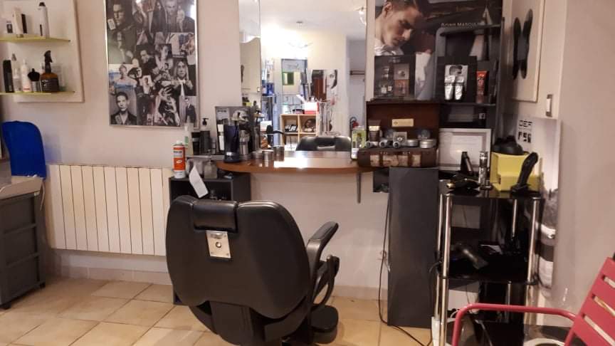 Salon de coiffure 70 m2, tout équipé , toujours en activité mais la propriétaire voudrait prendre sa retraite. Situé dans le sud Vendée a 40 kms de Niort,  40 kms de La Rochelle et 1h des côtes vendéennes.