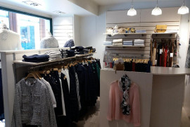 A vendre, cause retraite, fonds de commerce, boutique de prêt à porter féminin, située au coeur de ville, rue piétonne n°1. Marques qualitatives dont la notoriété fidélise depuis de nombreuses années une clientèle locale, départementale et touristique. Enseigne indépendante. Grandes vitrines qui permettent de valoriser l'offre. Loyer modéré. Surface de vente de 40m2 (plus 40 m2 de réserve) Locaux en parfait état, exploitation immédiate. Chiffre d'affaires constant, très bonne rentabilité.

Prix du fonds de commerce à débattre.