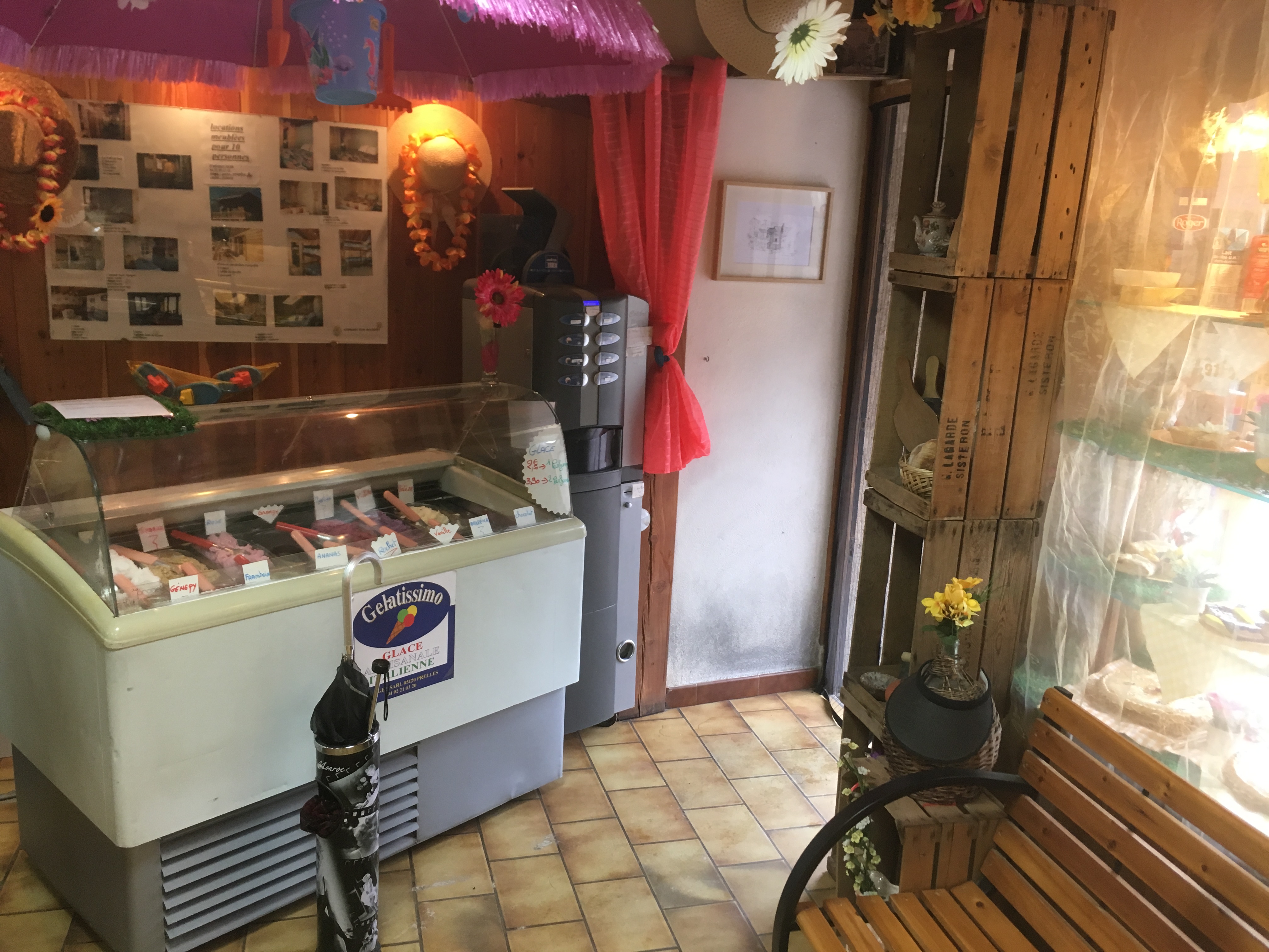 Boulangerie pâtisserie à vendre dans le charmant village de Ceillac. 
La surface est de 80m2, l'ensemble des équipements + le four à bois restent. 
Le CA est en  constant augmentation. 

Le bien est à la vente en prévision d'une retraite. 

Pour plus de renseignements/visite merci de contacter la boulangerie le matin uniquement. 

Merci.