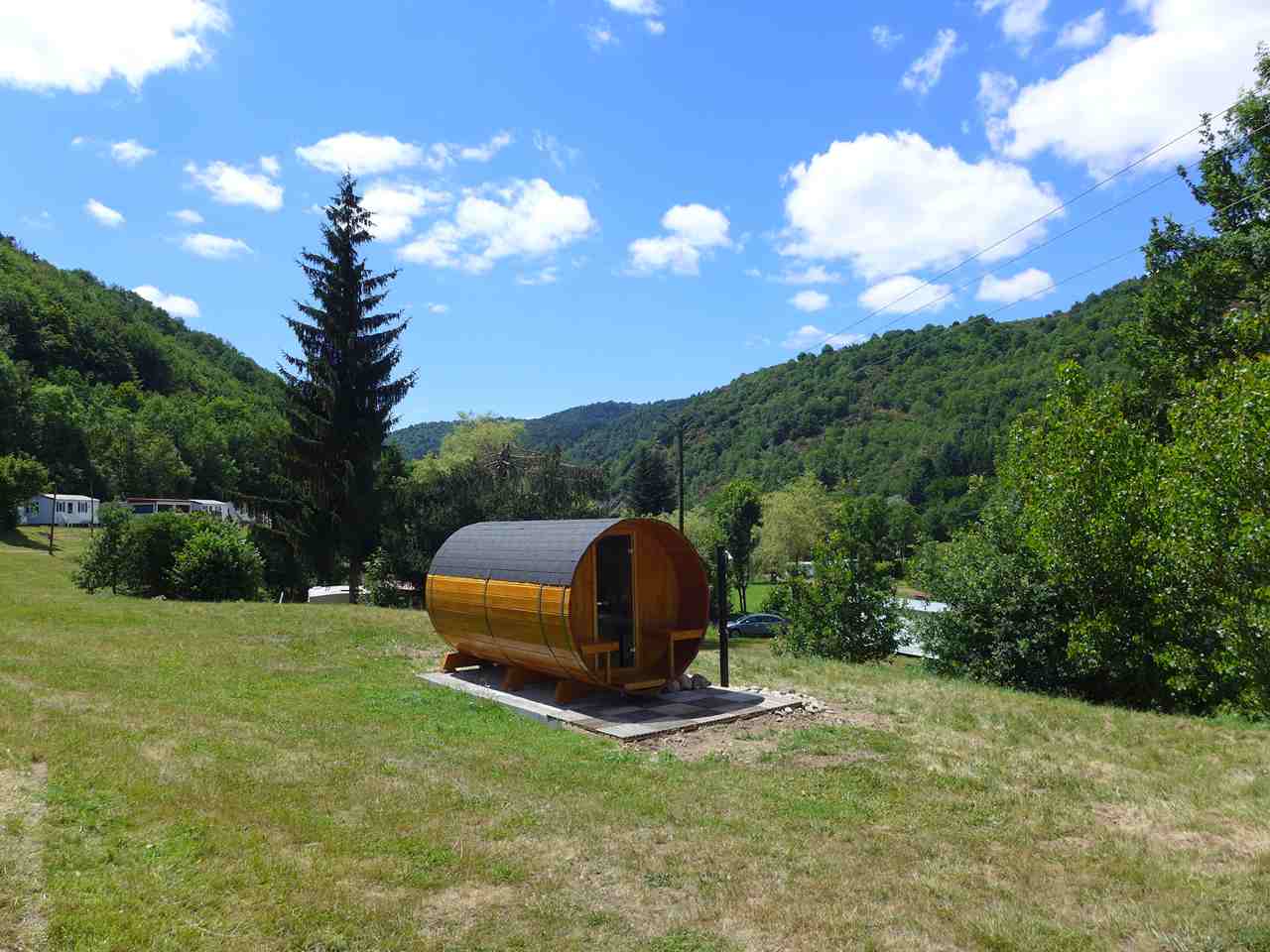 À céder, fonds de commerce d’un camping de plein air situé à Vorey-sur-Arzon, dans un environnement naturel privilégié en bord de Loire.

Reclassé 3 étoiles en juin 2025, l’établissement dispose d’hébergements locatifs et d’une offre de restauration dans un cadre de caractère, avec un bar-restaurant aménagé dans un ancien corps de ferme.

L’ensemble bénéficie d’un terrain de 5,5 hectares et d’un fort potentiel de développement, avec 100 emplacements de camping numérotés et la possibilité d’en installer davantage selon le projet du repreneur.

L’exploitation comprend 9 mobil-homes destinés à la location, un bar avec licence IV, un restaurant de 50 couverts, une terrasse avec pergola, deux blocs sanitaires ainsi qu’un bloc sanitaire PMR.

Le site dispose également de nombreux équipements appréciés de la clientèle : piscine, sauna, salle de jeux, parking et espaces propices aux activités de plein air. L’affaire s’appuie sur un positionnement nature et séjour, en lien avec les activités touristiques du secteur : randonnée, pêche, VTT, baignade, canoë et découverte de la Haute-Loire.

La clientèle est majoritairement touristique et de séjour, avec une forte dimension internationale : environ 70% de clientèle néerlandaise, ainsi que des clientèles allemandes, anglaises, belges et suisses. Cette fréquentation ne repose donc pas uniquement sur une clientèle française ni sur du simple passage, mais sur des séjours structurés, dans un cadre particulièrement recherché par une clientèle familiale et de loisirs.

L’établissement est exploité avec par 2 personnes, complété par 1 saisonnier. Il comprend notamment une surface de vente/restauration de 100 m2, un bureau de 12 m2, des espaces de stockage de 20 m2 ainsi que 75 m2 d’ateliers répartis en deux espaces de 30 m2 et 45 m2.

Le chiffre d’affaires HT s’établit à :

127.800 € en 2023,
117.000 € en 2024,
121.950 € en 2025.

L’affaire conviendra particulièrement à un couple ou à des associés souhaitant reprendre un outil de travail immédiatement exploitable, dans un cadre de vie attractif, avec une clientèle fidélisée et un potentiel d’évolution réel. Le cédant est prêt à accompagner le repreneur pendant 6 mois.

Prix de vente du fonds de commerce : 400.000 €.

À ce jour, il n’existe pas de possibilité de rachat du terrain.

Détail du matériel :

9 mobil-homes : 72.000 €,
Tracteur-tondeuse : 5.500 €,
Matériel de cuisine : 7.500 €,
Équipement bar : 1.200 €,
Mobilier bar et terrasse : 4.000 €,
Matériel de sono : 1.000 €,
Valeur totale indicative du matériel compris dans la vente : 91.200 €.