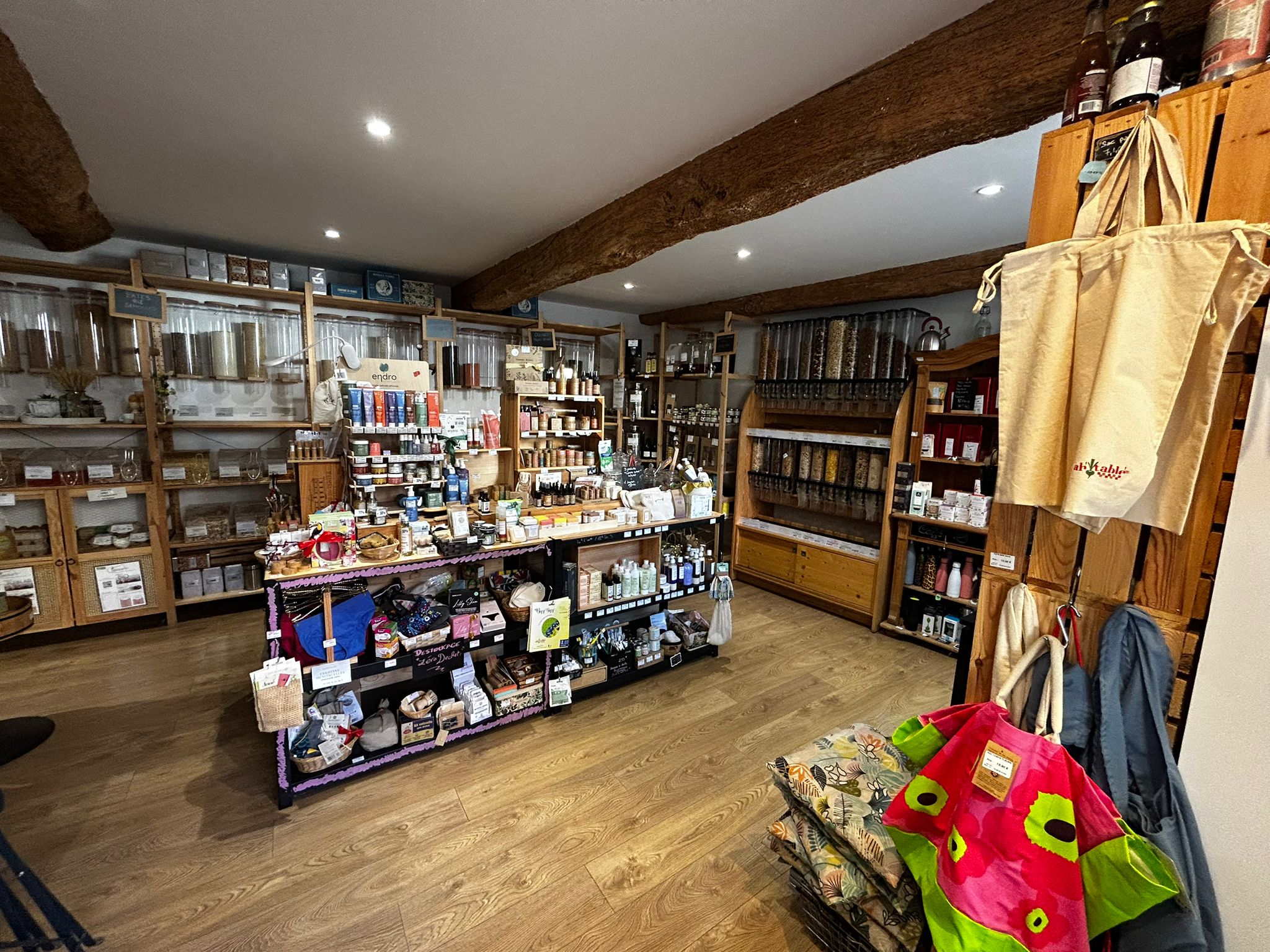 À VENDRE – FONDS DE COMMERCE ÉPICERIE DE DÉTAIL / VRAC – BESSE-SUR-ISSOLE

Belle opportunité pour entrepreneur souhaitant reprendre un commerce de proximité avec une clientèle existante et fidèle.

À vendre fonds de commerce d’une épicerie de détail spécialisée dans la vente de produits en vrac, située à Besse-sur-Issole, en activité depuis juillet 2022.

Le commerce bénéficie d’une clientèle existante et fidèle et d’un local fonctionnel, entièrement équipé et aux normes.

- LOCAL DE 41 M² ENVIRON

Le commerce se compose de :

* 29,60 m² d’espace principal de vente
* 9,20 m² de réserve
* Salle d’eau indépendante
* Local entièrement aux normes
* Climatisation
* Terrasse extérieure
* Licence III existante

- BAIL COMMERCIAL

Le bail repart à zéro pour le futur acquéreur, avec les frais liés au renouvellement à la charge du vendeur.

- Loyer : 600 € / mois
- Redevance mairie pour la terrasse : 100 € / an

- POSSIBILITÉS DE REPRISE

Le fonds peut être repris pour poursuivre l’activité actuelle d’épicerie / vente de produits en vrac, mais également pour toute activité à vocation artisanale, sous réserve des dispositions du bail et des autorisations nécessaires.

- Activités snack, restauration et bar non autorisées.

Il est également possible d’envisager une vente séparée du fonds de commerce et du stock/activité, selon le projet du repreneur.

- PRIX DE VENTE : 55 000 €

Détails du prix et des conditions de reprise disponibles sur demande, notamment en cas de non-reprise du stock.

Renseignements complémentaires et visite sur demande :
- lemagenvrac@gmail.com
- 06 70 45 34 23

Une belle opportunité pour développer un commerce de proximité, une activité artisanale ou un concept original au cœur de Besse-sur-Issole.