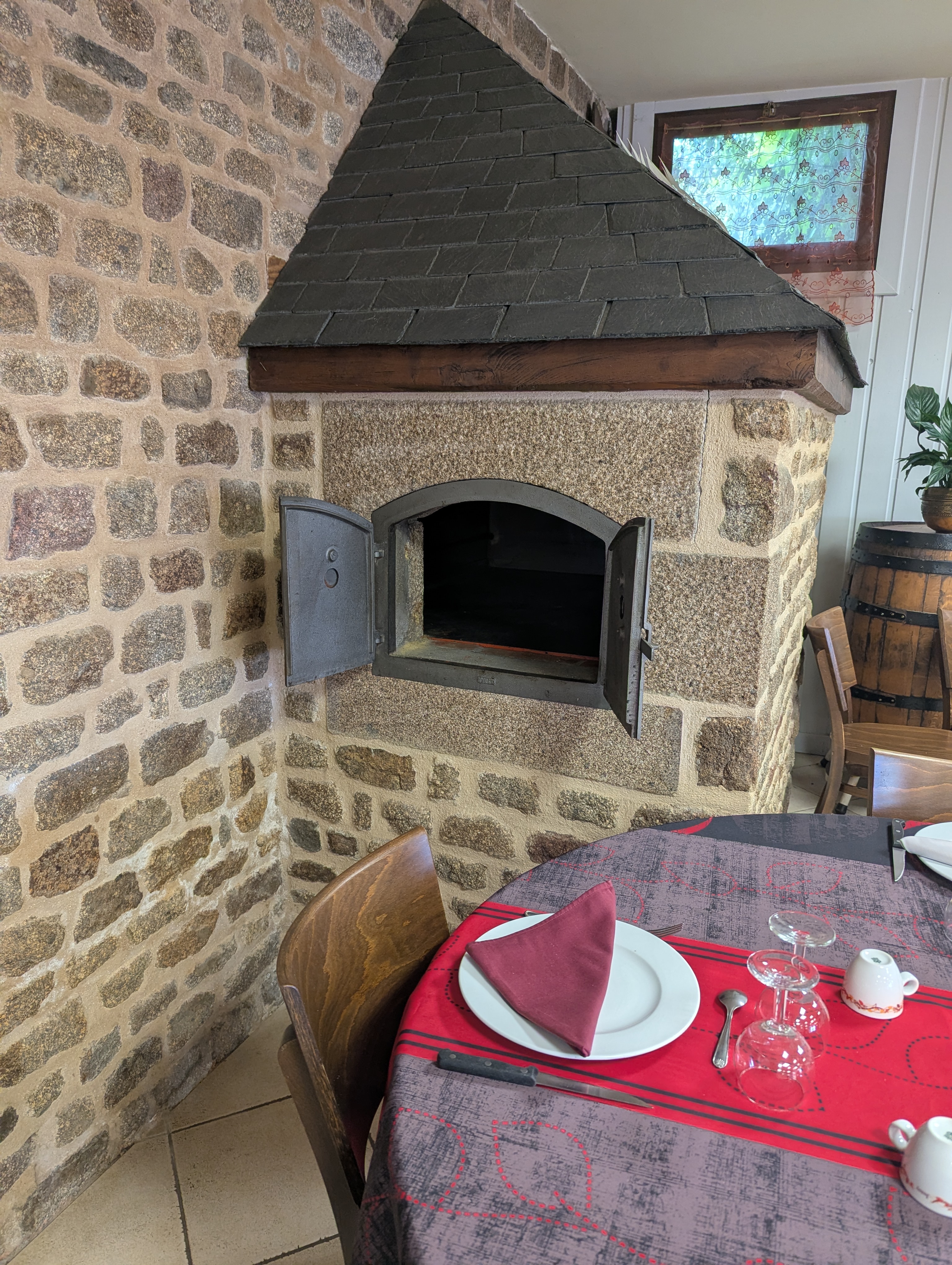 A vendre fond de commerce bar, restaurant, épicerie et multiservices (dépôt de pain, journaux, gaz...) + autres services pouvant être développés.

L'établissement comprend :

- une salle de restauration d'environ 150m2 avec cheminée pour griller et four à pain fonctionnant à l'électricité.
- une espace bar
- une activité multiservices 
- des espaces de stockage 
- chaudière fioul
- volet anti infraction 

Location des murs avec bail commercial.

Le bien comprend également une maison d'habitation de 160m2 avec 3 chambres (possibilité d'en faire 4) + garage

Établissement prêt à être exploité immédiatement 

Prix de la location 920€ l'ensemble+ 20€ d'ordures ménagères.

Pour plus d'informations ou organiser une visite, n'hésitez pas à me contacter.