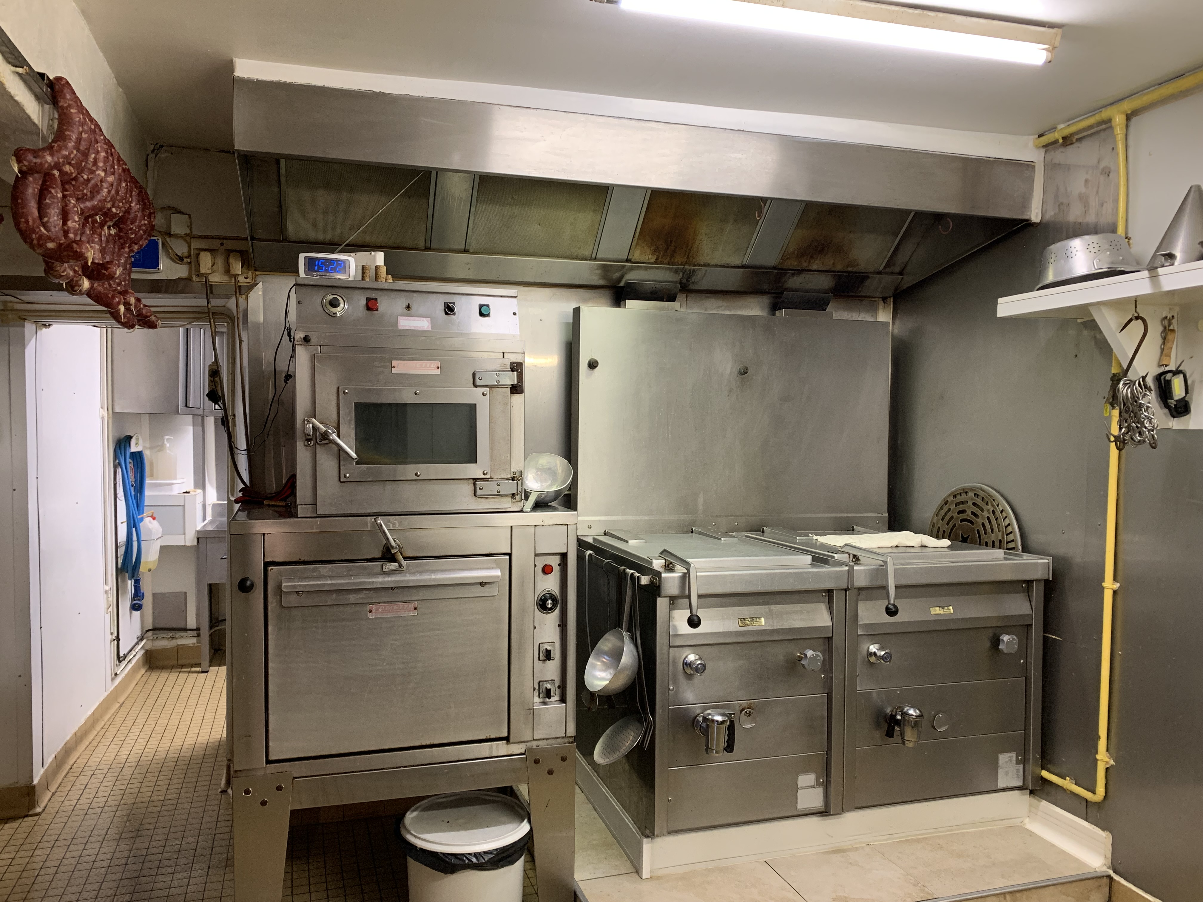 À VENDRE CAUSE RETRAITE 
CAFÉ CHARCUTERIE – SECTEUR MARCHE ET COMBRAILLE – CHÉNÉRAILLES - 
BELLE AFFAIRE A REPRENDRE

À vendre fonds de commerce d’un bar-charcuterie, implanté depuis plus de 28 ans en centre-bourg de Chénérailles. Cette charmante commune rurale dynamique de près de 800 habitants est située à 30 min de Guéret et 18 min d’Aubusson. La commune de Chénérailles dispose de tous les commerces et services essentiels de proximité (école, cabinet médical, pharmacie, salons de coiffure, boulangerie, supérettes, fleuriste, bar-tabac-pmu-FDJ, Presse-FDJ, bar-restaurant, restaurant gastronomique, friterie, station-service, laverie automatique…).

Ce commerce atypique allie une activité de bar (débit de boissons), de petite restauration à emporter (sandwichs, quiches, pâtés à la viande…), de la fabrication et vente de charcuterie (90 % de fabrication maison).

Clientèle locale et fidèle. Local professionnel de près de 80 m², composé d’un espace bar d’environ 24 m², d’un espace boutique charcuterie de 20 m² disposant de 2 vitrines réfrigérées, d'un labo de préparation de 15 m², d’un espace de plonge (6,5 m²) et d’un espace froid (1 chambre froide de 4 m² / 1 armoire réfrigérée), d’un bureau et d’un WC. A l’étage (44 m²) : espace réservé au stockage et un vestiaire pour le personnel. 

Grande terrasse de 50 places.

Cette affaire est vendue entièrement équipée : fours, marmites, 1 fumoir, 1 laminoir à main, 1 poussoir, 1 trancheuse, 1 cutter, 1 rôtissoire sur roulette, balances, tables de préparation et de découpe, tables inox, tables et chaises, machine à glaces, 1 véhicule de tournées (Citroën Jumper aménagé) …

Chiffre d'Affaires 2025 : 394 769 € HT dont 75 % du CA réalisé en charcuterie-petite restauration à emporter et 15 % du CA réalisé via les tournées. L’entreprise ne propose pas d’activité de traiteur. Effectif de l’entreprise : 3 - l’exploitant + 1 charcutier expérimenté + 1 vendeuse.

Bail commercial incluant la location de Licence IV. 

Loyer mensuel : 500 € HT / mois. Possibilité d’acheter les murs.

Prix de vente du fonds : 120 000 €
Tout le matériel est vendu avec le fonds.
Stock vendu en sus (à négocier).

Les plus : Accompagnement assuré par le cédant. Affaire située en Zone FRR (France Ruralités Revitalisation) ouvrant ainsi à des exonérations fiscales et sociales.

Étudiera toutes propositions sérieuses.