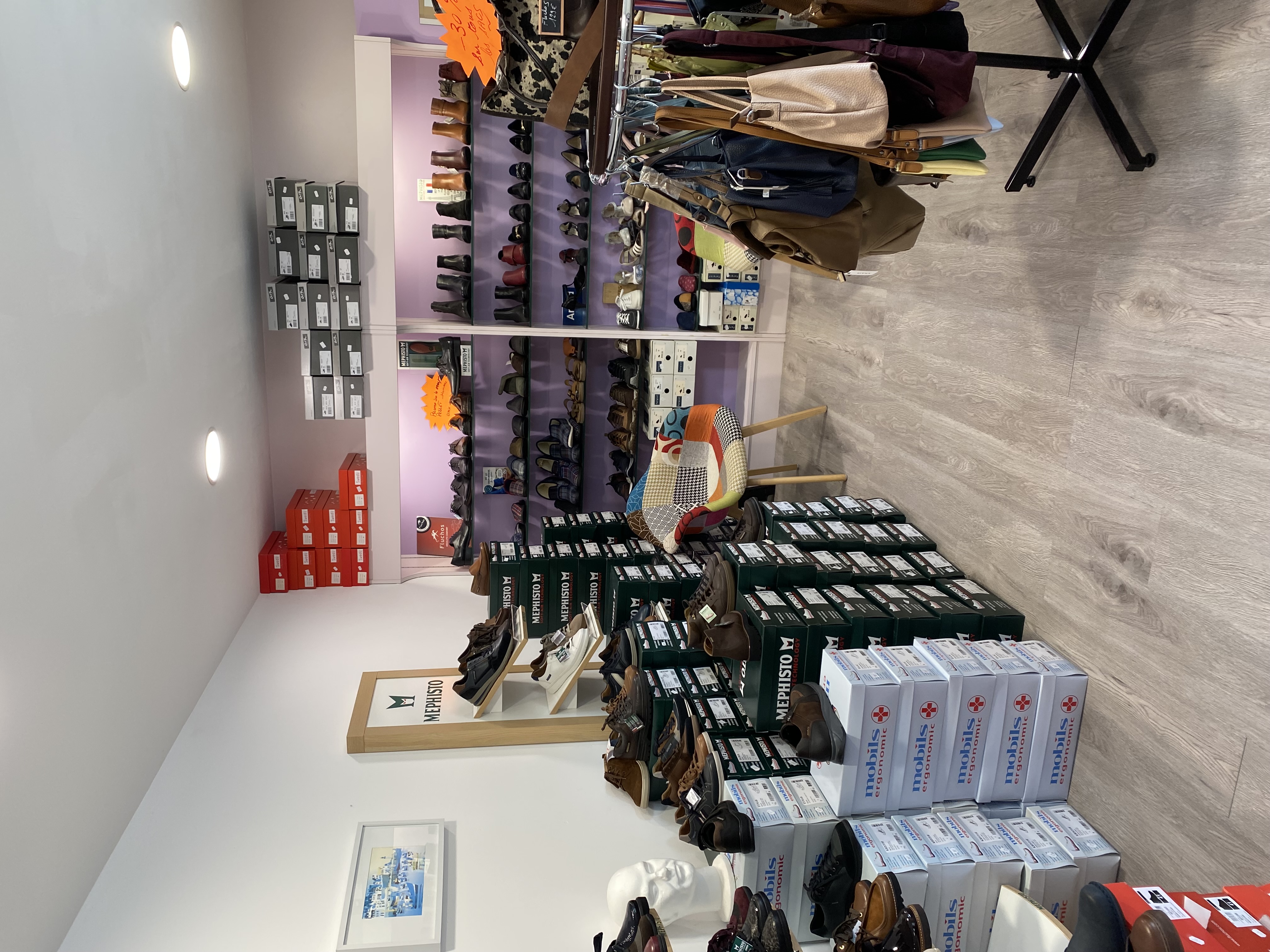 🏖️ À VENDRE – MAGASIN DE CHAUSSURES – BORD DE MER

Belle opportunité commerciale !

À vendre, magasin de chaussures hommes, femmes et enfants, idéalement situé dans une commune de bord de mer, avec une forte activité estivale et pendant les vacances scolaires.

👟 Clientèle fidèle et locale
⭐ Chaussures moyen et haut de gamme
🦶 Spécialisation confort et qualité
📍 Emplacement privilégié
☀️ Forte fréquentation touristique en saison
📩 Renseignements et prix sur demande.
Commerce bénéficiant d’une bonne notoriété et d’une clientèle déjà fidélisée.