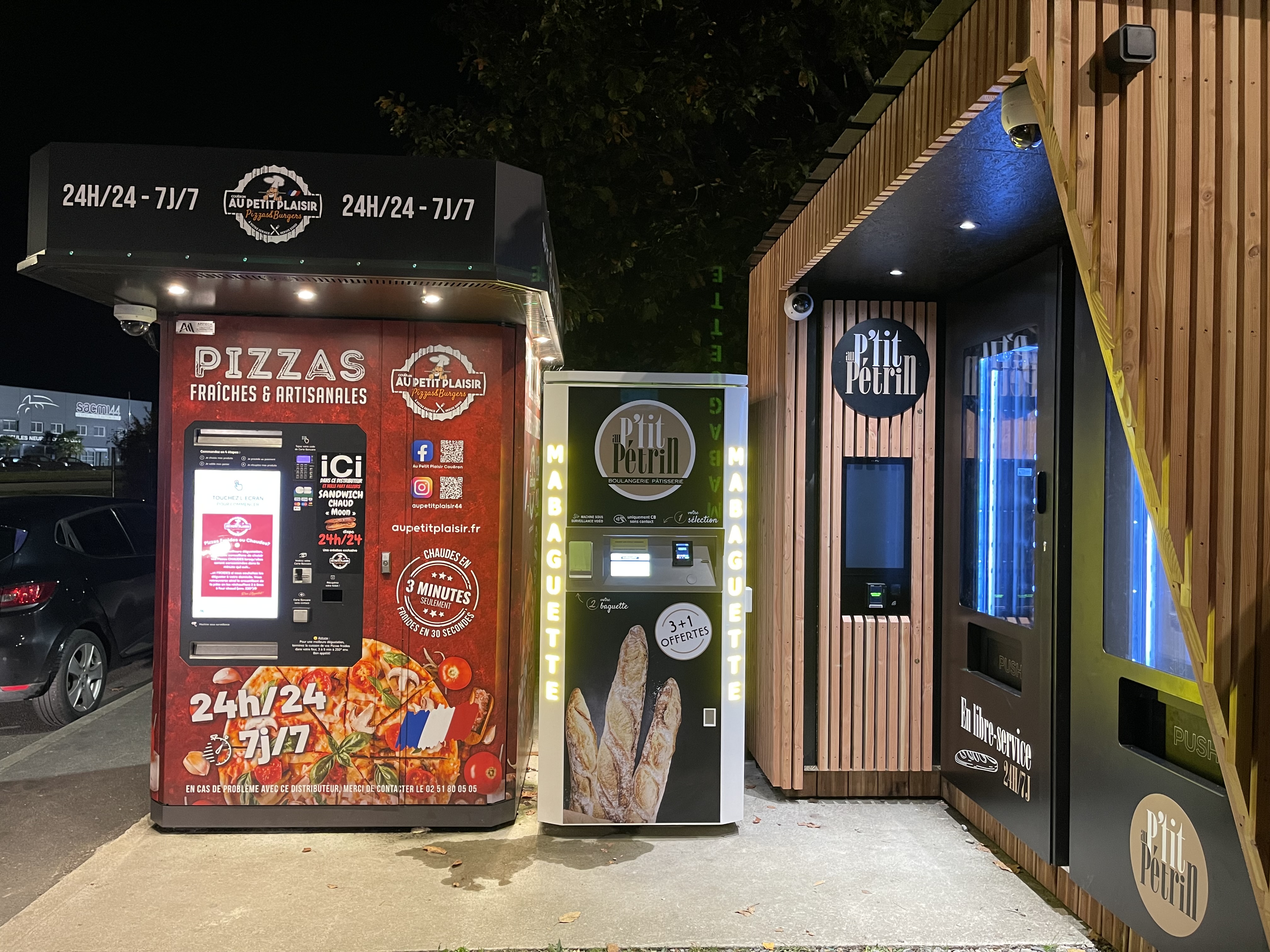 Au nord ouest de NANTES (44),  labo de production pour vente à emporter
(PIZZAS ET BURGERS) et distributeurs auto de pizzas. Local de 60 m2, tout équipé avec extraction.
Local refait à neuf en 2021, avec équipements de production adaptés.
CA 300 K
Loyer 1100€
Affaire tenue en couple + 1 salarié à tps partiel
Situé au centre bourg d’une ville en constante augmentation de population.
21 ans d’exploitation.
Curieux ou non professionnel s’abstenir merci.