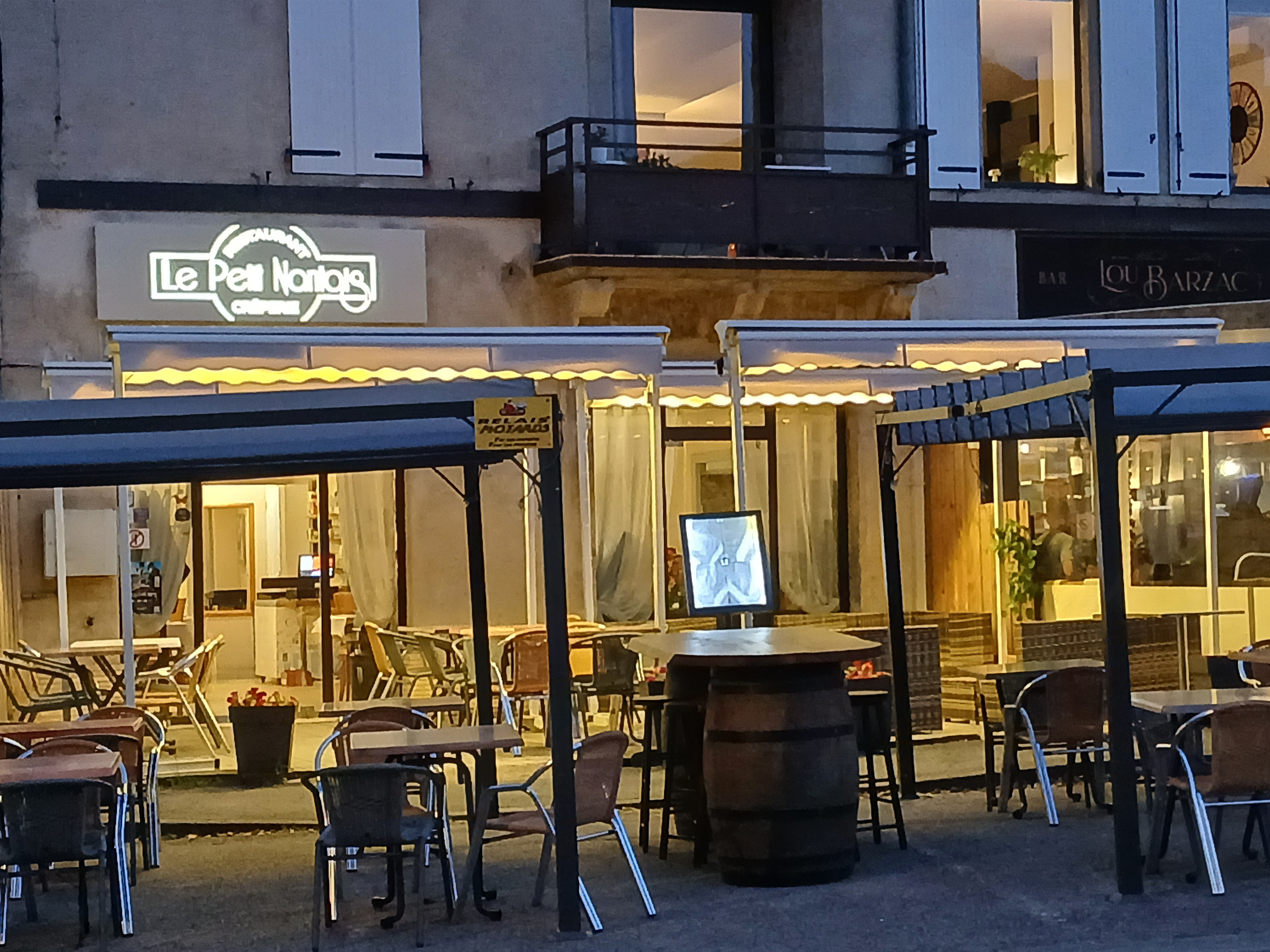 Opportunité Exceptionnelle : Vente de Fonds de Commerce de Restaurant  
avec Licence III incluse.

Découvrez ce fonds de commerce idéalement situé dans une commune prisée du sud Aveyron à proximité du viaduc de Millau et bénéficiant d’un emplacement stratégique sur la place principale de ce village dynamique et touristique. Proche de l’A75 et à seulement 45 minutes de Montpellier, Bézier, Cap d’Agde et des plages.
Nant (12230), bénéficie d'une vie locale animée avec école, centre médical, salle de sport, piscine et tous les commerces essentiels au quotidien. Réputée pour ses multiples fêtes votives, concerts et événements estivaux, cette localité offre de belles opportunités de développement pour une activité à forte saisonnalité. De plus, notre restaurant est répertorié Relais Motards.
Vous évoluerez dans un restaurant spacieux de 100m² intérieur et de 80m² extérieur, entièrement refait à neuf et sans aucun travaux à prévoir (rénovation complète en 2024). 
Les installations comprennent :
	Cuisine professionnelle : 40 m², neuve et aux normes HACCP.
	Salle de restaurant lumineuse : 60 m², ambiance agréable.
	Terrasse spacieuse : 80 m² avec un espace salon.  
	Concept Innovant : Grillades à cuire sur planchas et à partager.
	Capacité : 38 couverts en salle + 50 en terrasse
	Matériel : cuisine et salle équipées à neuf (60 000 € investis récemment)
	Accessibilité : accessible aux personnes à mobilité réduite
	Licence III incluse : (valeur 9 000 €)
	Bail neuf avec un loyer attractif : 800 € HT/mois
	Établissement aux normes HACCP, aucun travaux à prévoir
	Structure souple : salariés uniquement l’été
	Restaurant clé en main : occasion unique de lier travail et qualité de vie
Ne ratez pas cette chance de reprendre cette activité dans un cadre idyllique et en pleine expansion ! 
Transition avec accompagnement assuré en cuisine et au service.

💰 Prix de vente affiché : 110 000 € (à débattre dans la mesure du raisonnable)
       Possibilité d’acquérir les murs.
Non soumis au DPE
Contact par téléphone ou mail,  agence s’abstenir.
Les informations sur les risques auxquels ce bien est exposé sont disponibles sur le site Géorisques : www.georisques.gouv.fr